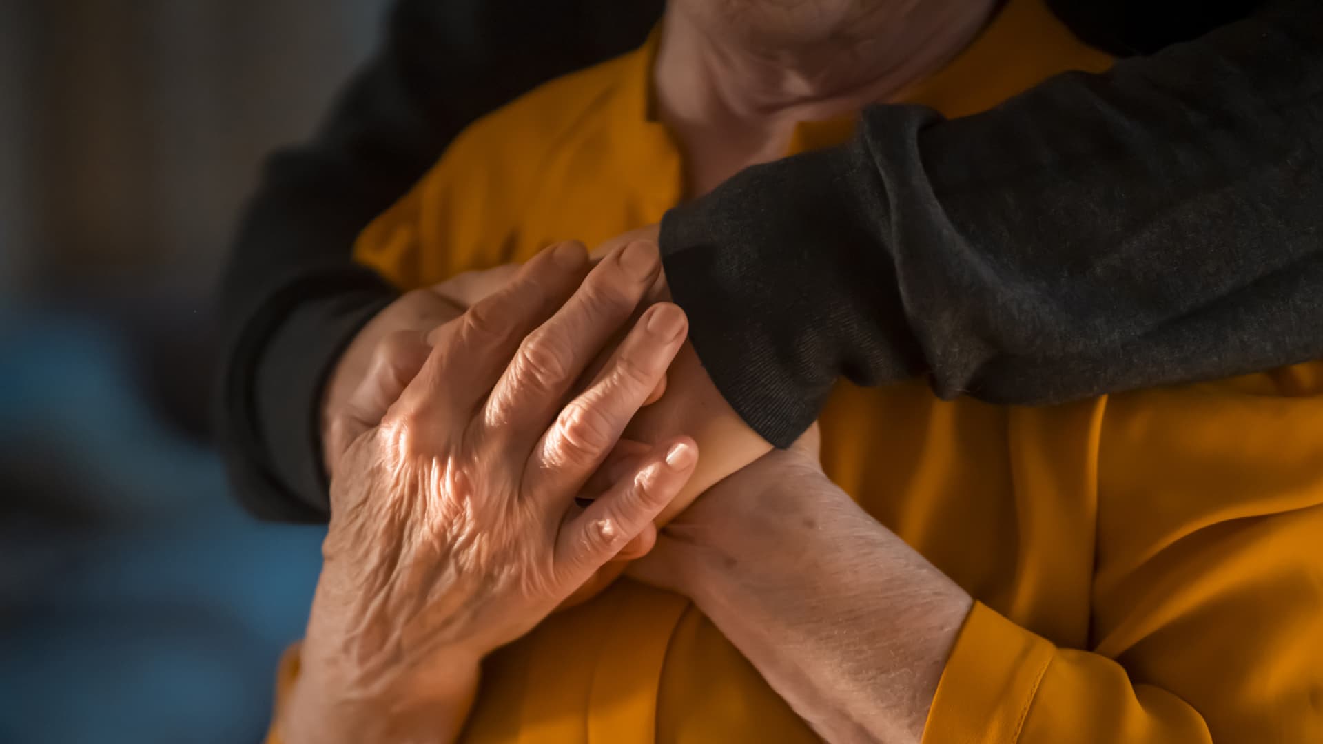 Eine Persönlichkeitsveränderung bei Parkinson beeinflusst auch die sozialen Beziehungen. Eine Persönlichkeitsveränderung bei Parkinson beeinflusst auch die sozialen Beziehungen.