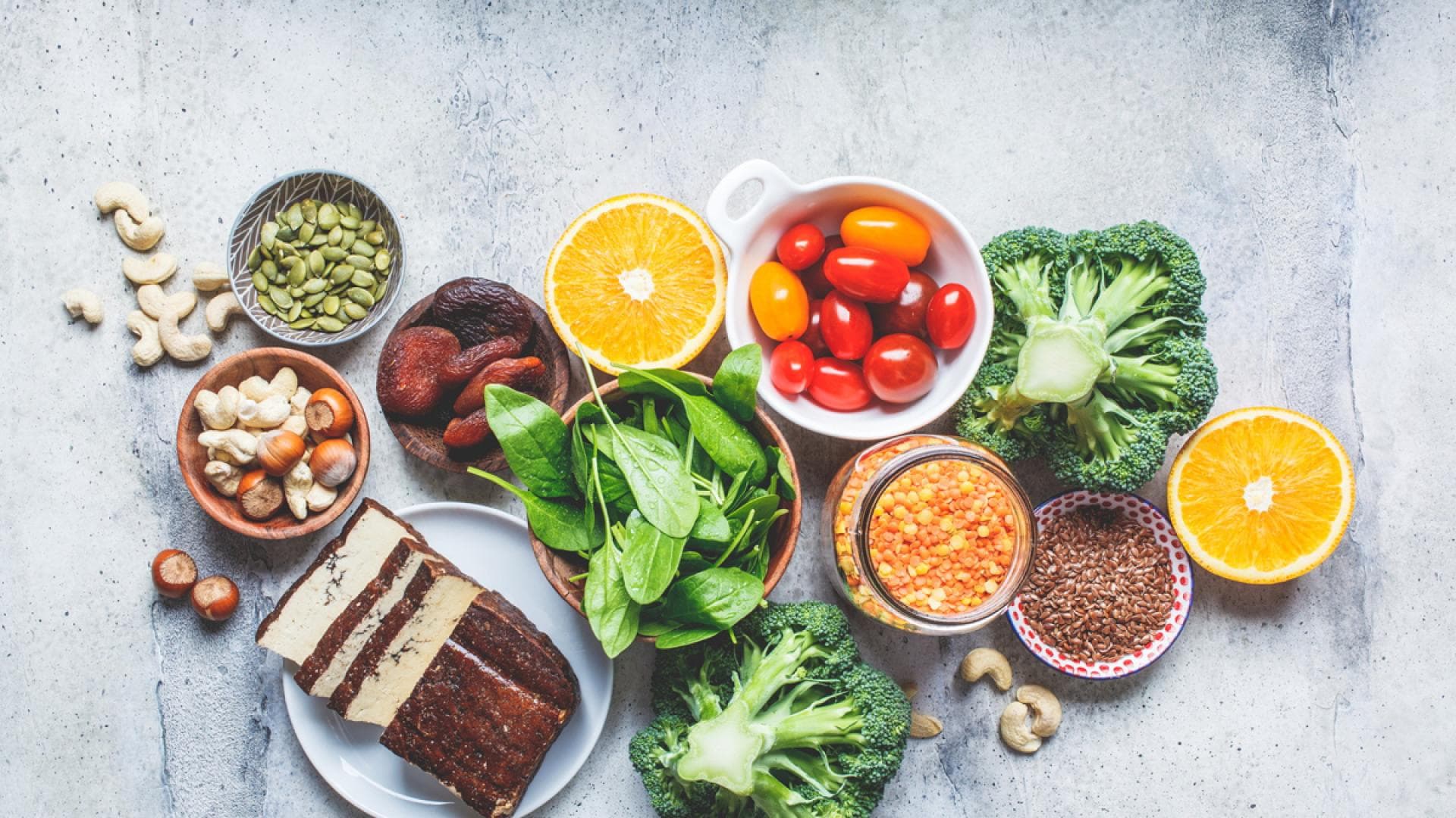 verschiedene pflanzliche Lebensmittel wie Gemüse, Tofu und Nüsse verschiedene pflanzliche Lebensmittel wie Gemüse, Tofu und Nüsse