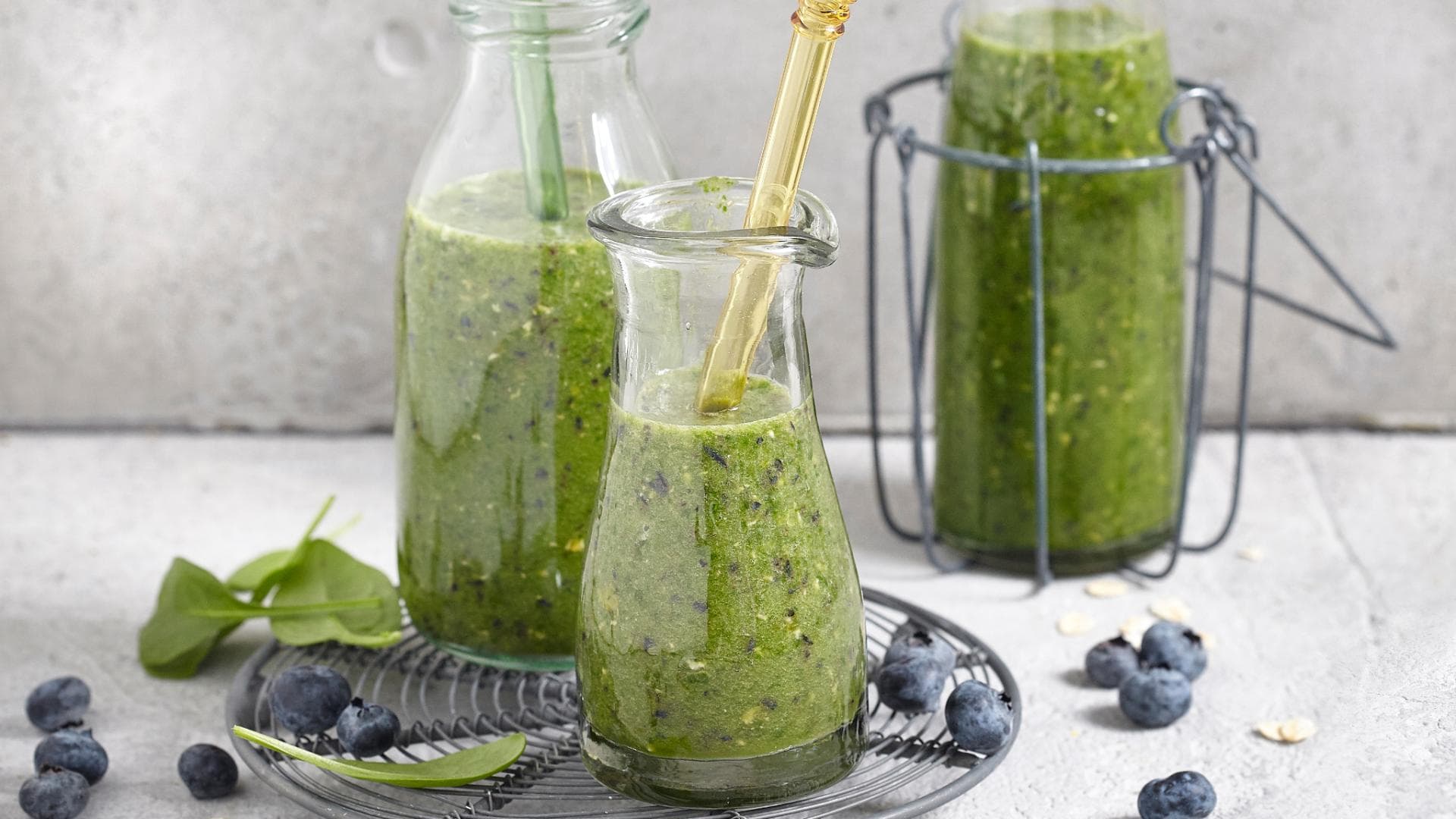 Grüner Smoothie in Flaschen