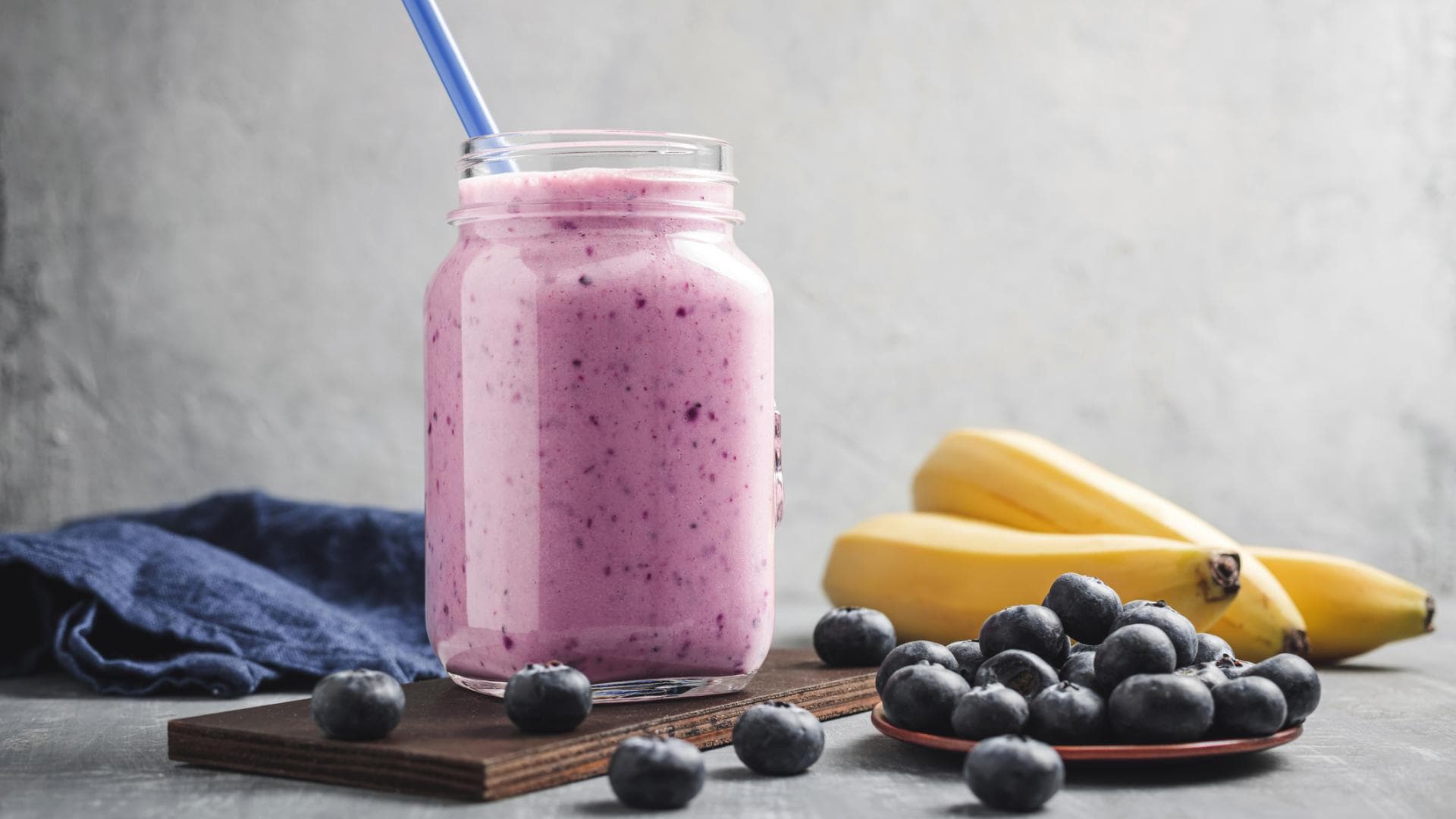 Haferflocken-Smoothie mit Bananen und Heidelbeeren