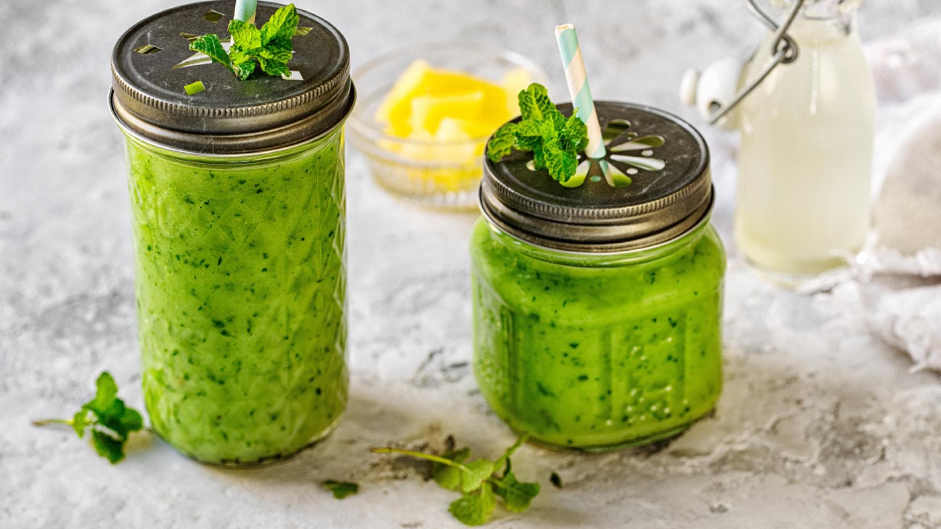 Grüner Smoothie mit Avocado und Blattspinat