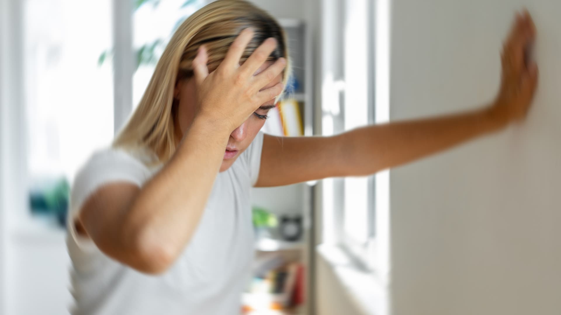 Bei einer Meningitis erfolgt die Übertragung in der Regel über Tröpfcheninfektion. Bei einer Meningitis erfolgt die Übertragung in der Regel über Tröpfcheninfektion.