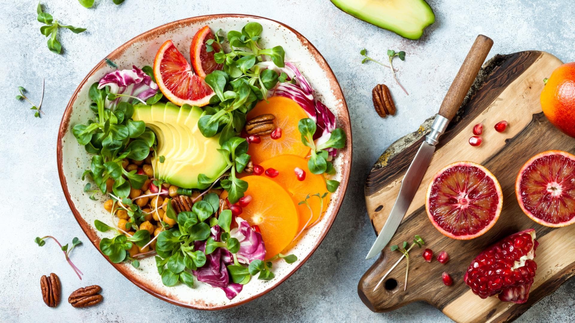 Salat-Bowl mit Grapefruit, Pekannüssen und Granatapfel Salat-Bowl mit Grapefruit, Pekannüssen und Granatapfel