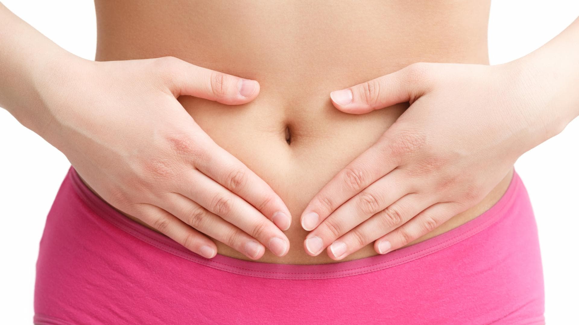 Frau hält sich die Hände vor den Bauch Frau hält sich die Hände vor den Bauch
