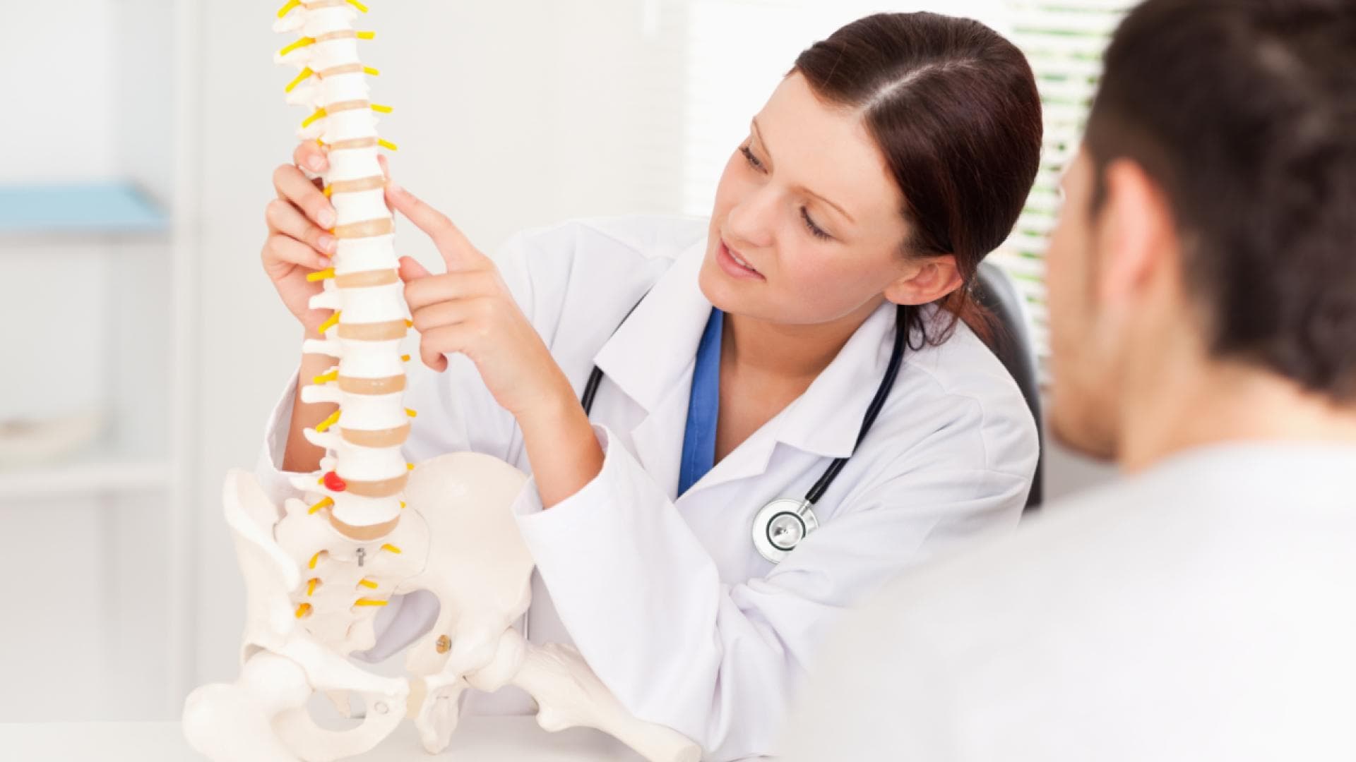 Eine Osteopenie-Therapie zielt darauf ab, den Knochenverlust zu verlangsamen oder zu stoppen. Eine Osteopenie-Therapie zielt darauf ab, den Knochenverlust zu verlangsamen oder zu stoppen.