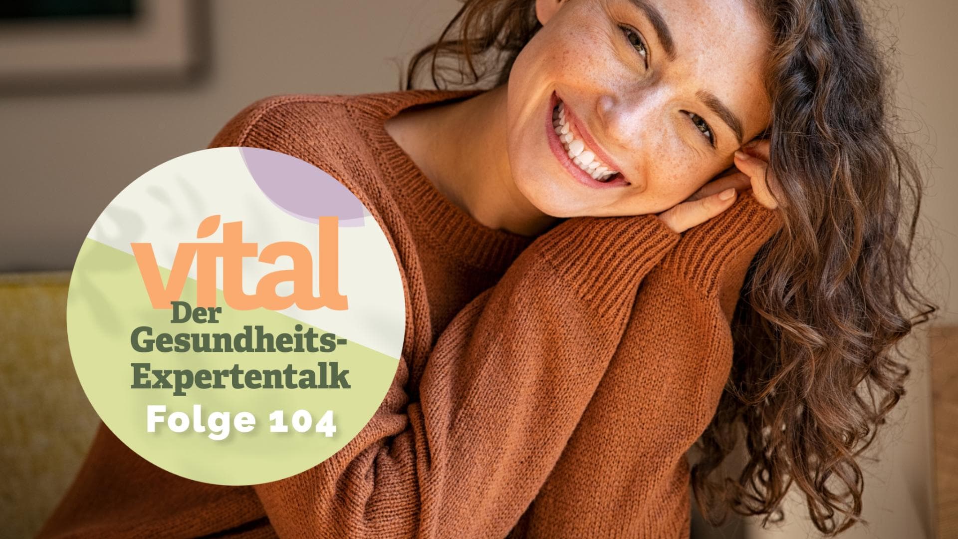 Lächelnde Frau mit dem Button des Vital-Podcasts Lächelnde Frau mit dem Button des Vital-Podcasts