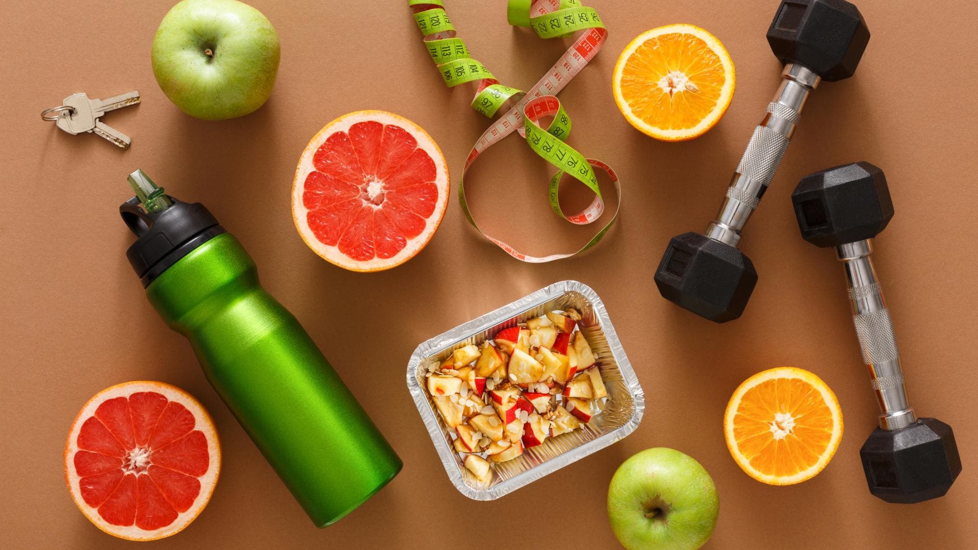 Hanteln und Trinkflasche mit Lebensmitteln Hanteln und Trinkflasche mit Lebensmitteln