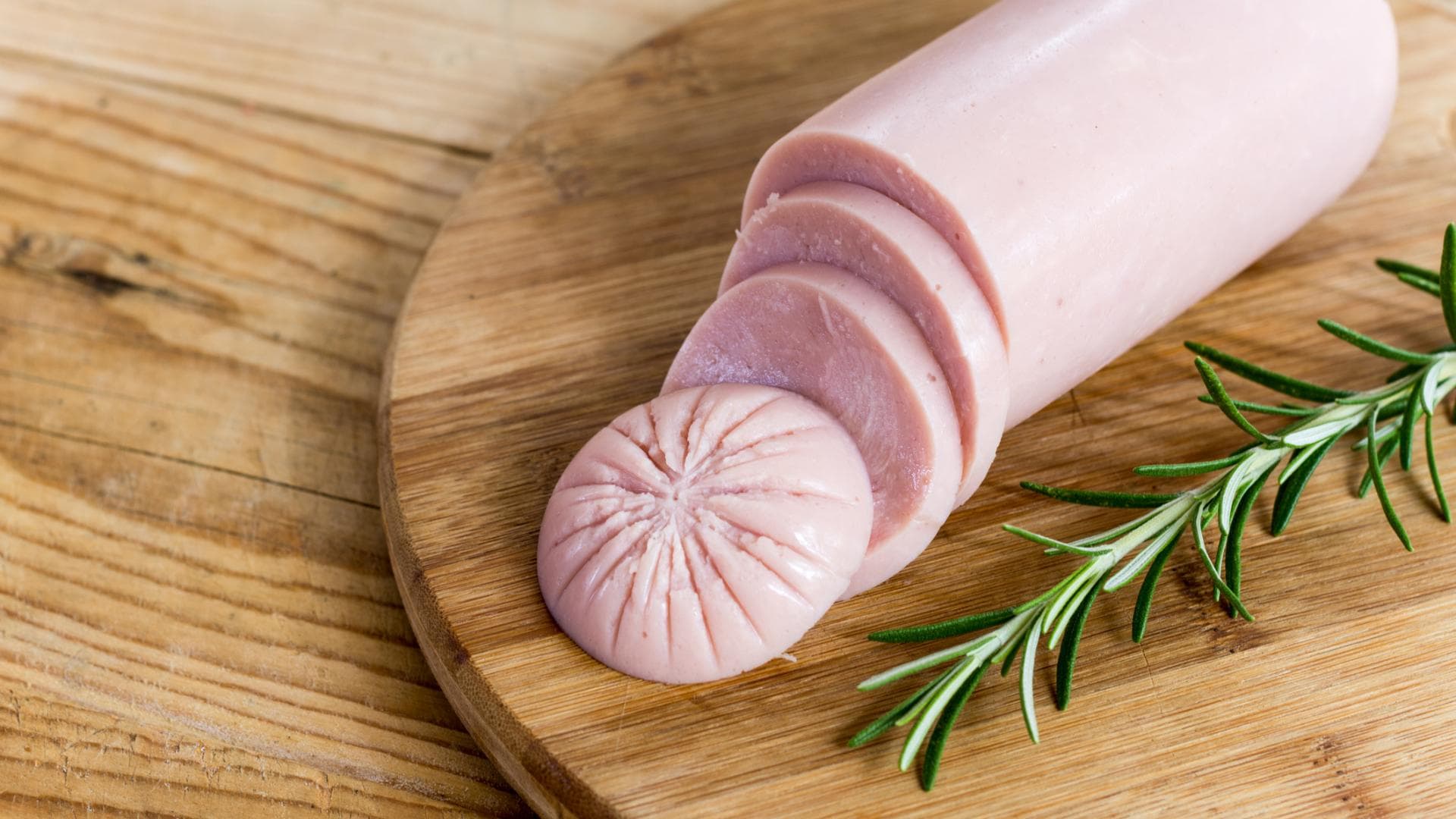 Fleischwurst auf einem Brett Fleischwurst auf einem Brett