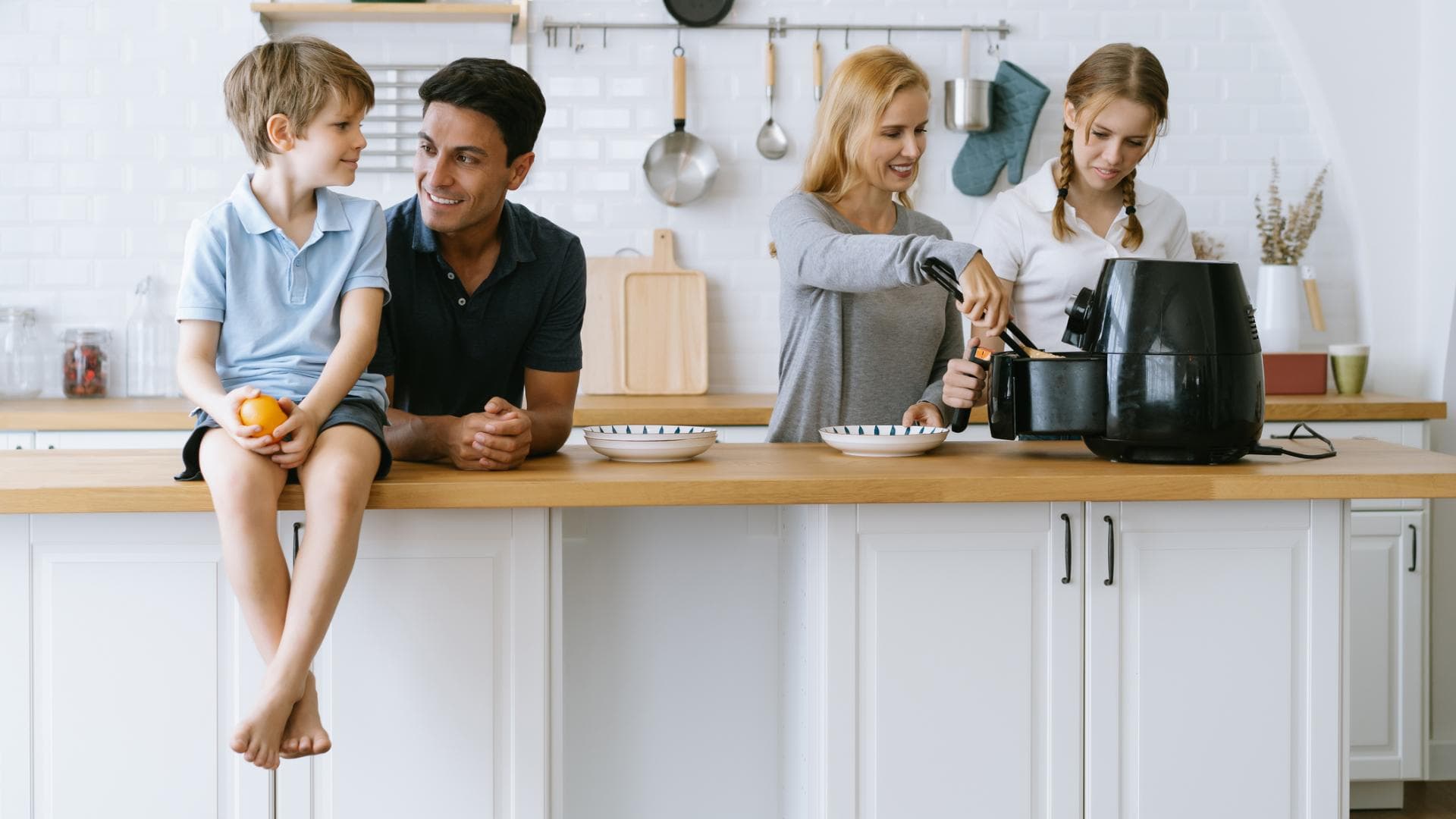 Familie kocht mit Heissluftfritteuse Familie kocht mit Heissluftfritteuse