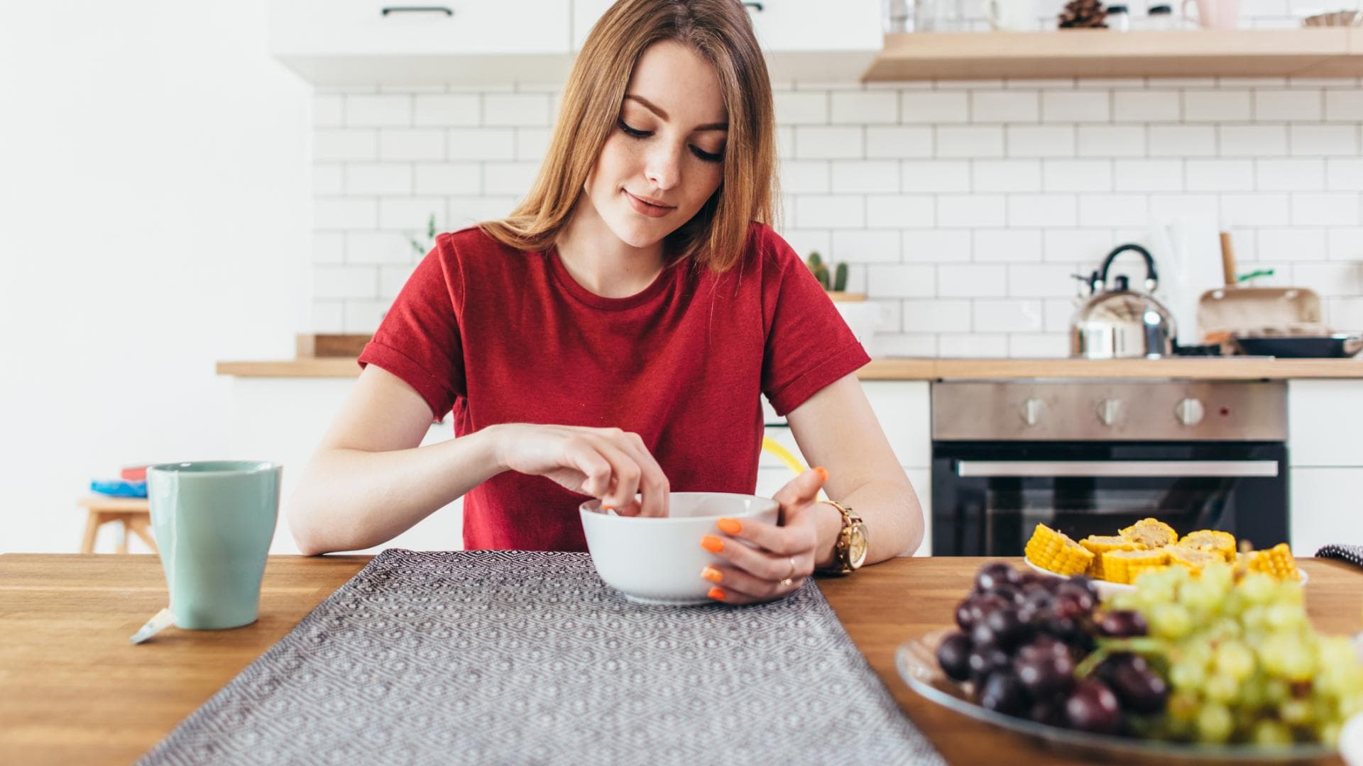 Frau isst Frühstück in der Küche Frau isst Frühstück in der Küche