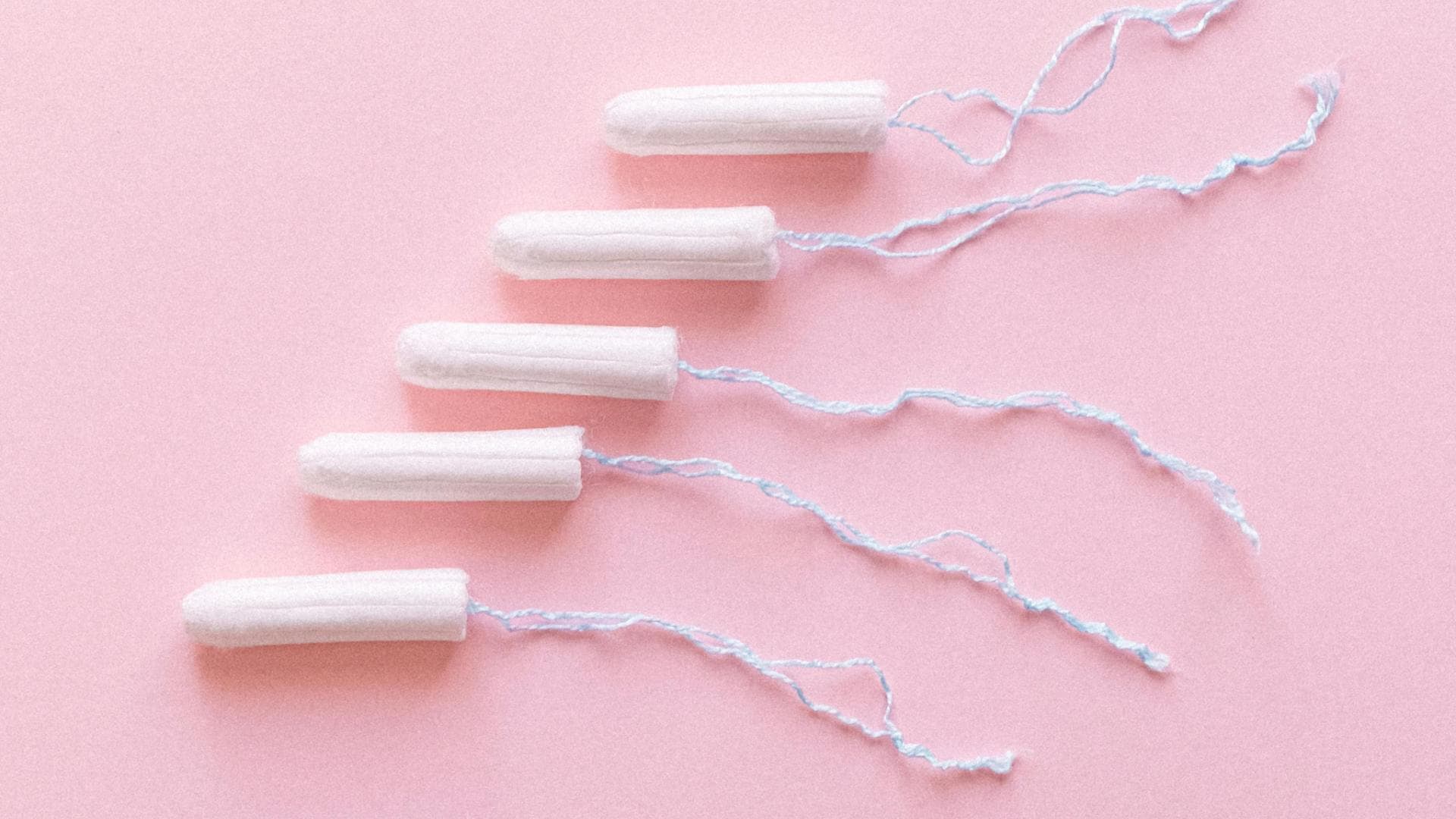 Verschiedene Tampons vor rosa Hintergrund Verschiedene Tampons vor rosa Hintergrund