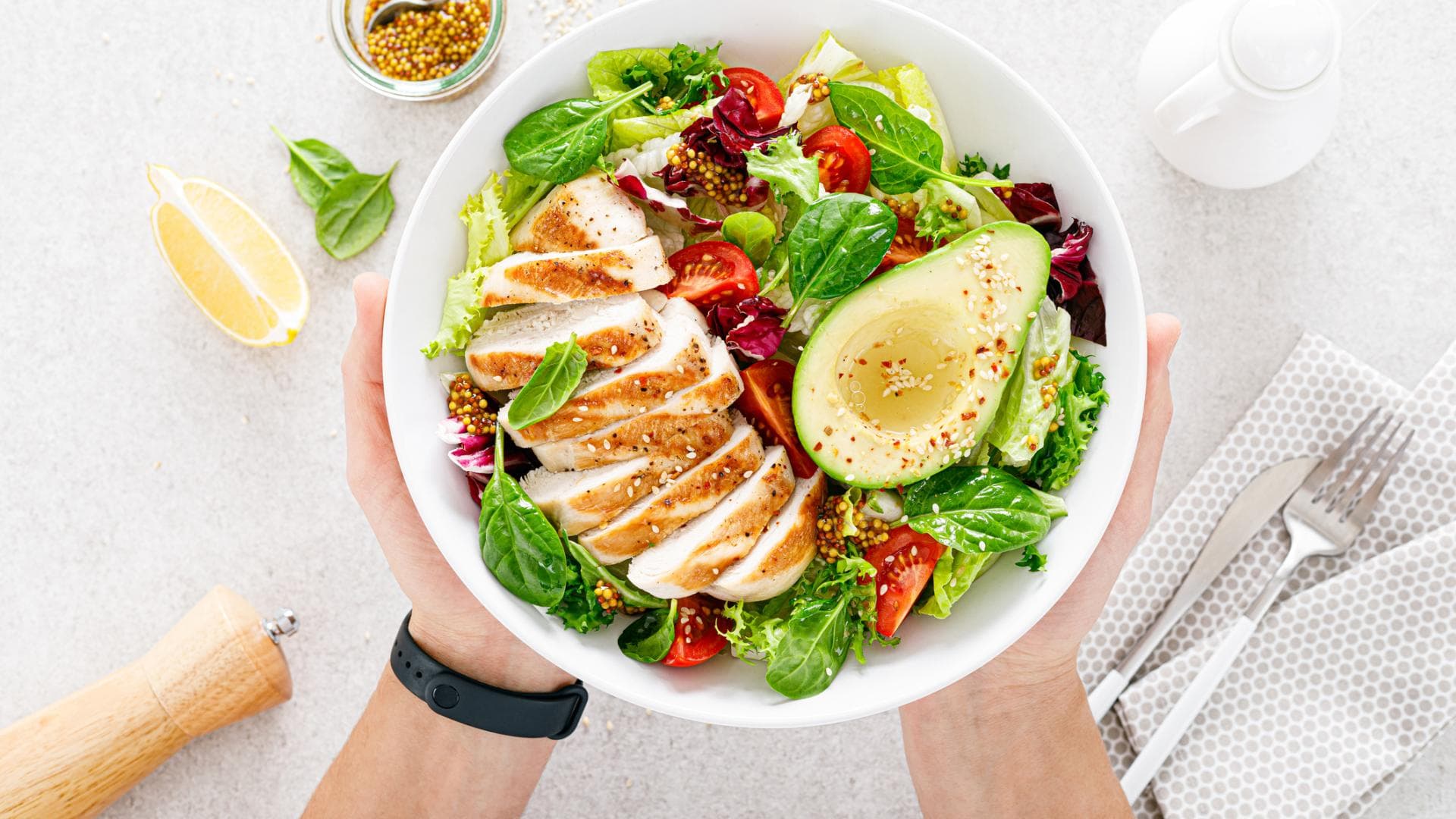 Hühnchen auf Salat mit Avocado Hühnchen auf Salat mit Avocado
