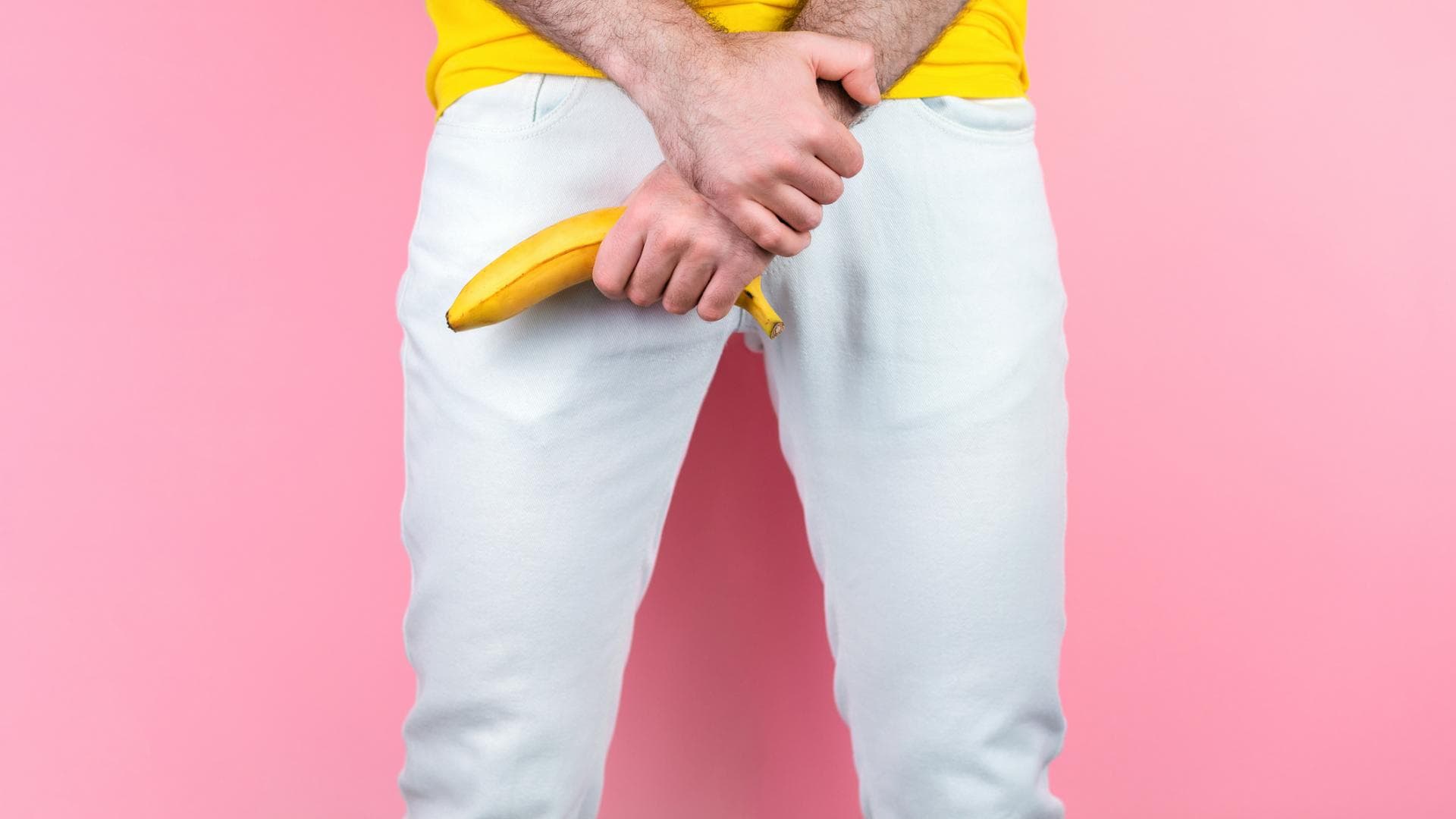 Mann hält Banane vorm Schritt Mann hält Banane vorm Schritt