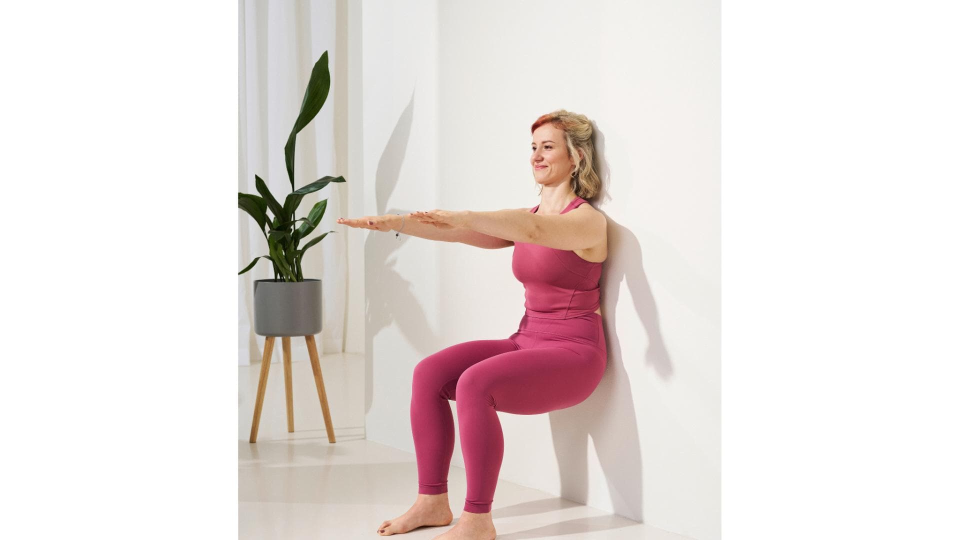 Natalia zeigt Übung Wall Squat Natalia zeigt Übung Wall Squat