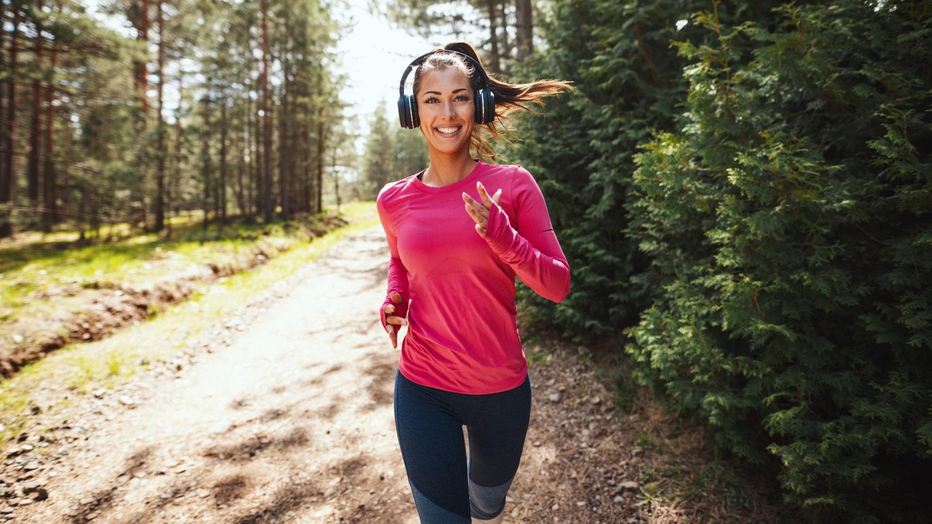 Frau joggt im Wald Frau joggt im Wald