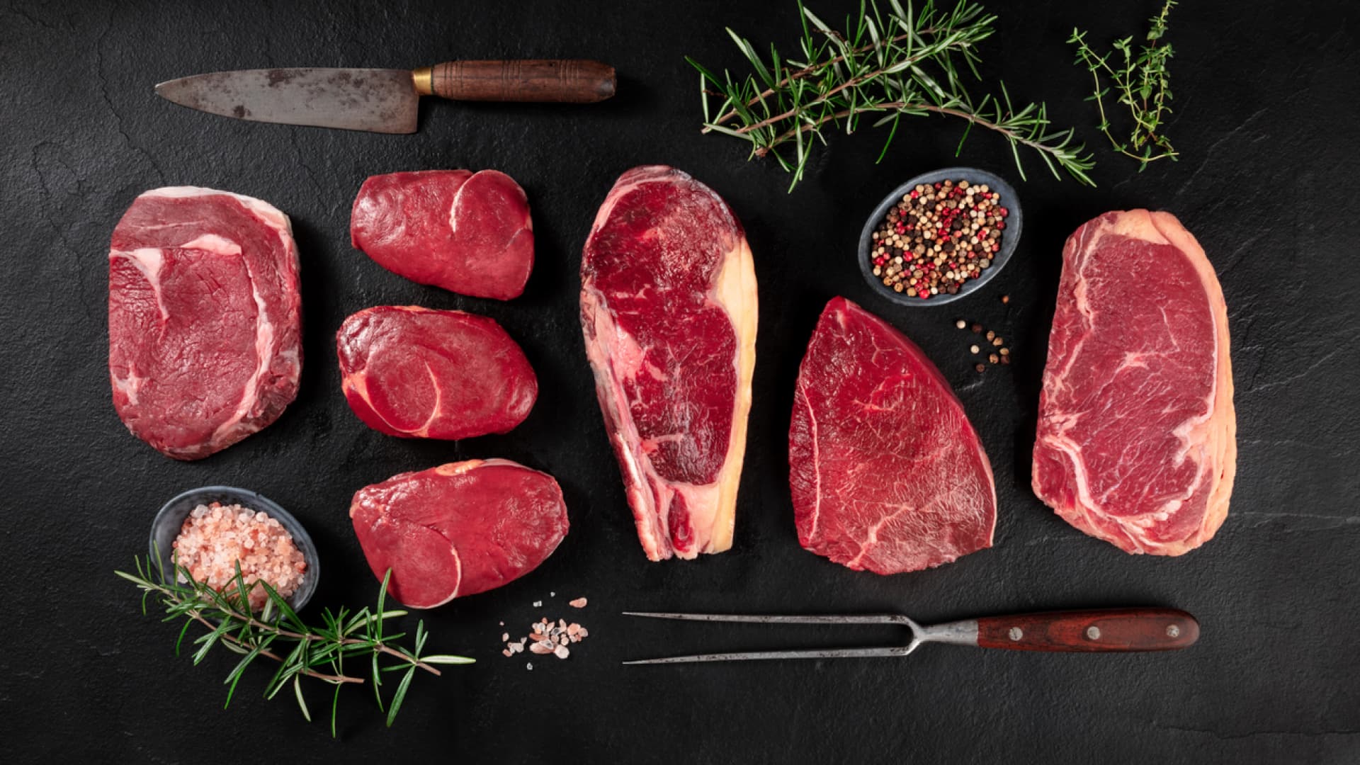 Die Carnivore Ernährung setzt unter anderem auf viel rotes Fleisch. Die Carnivore Ernährung setzt unter anderem auf viel rotes Fleisch.