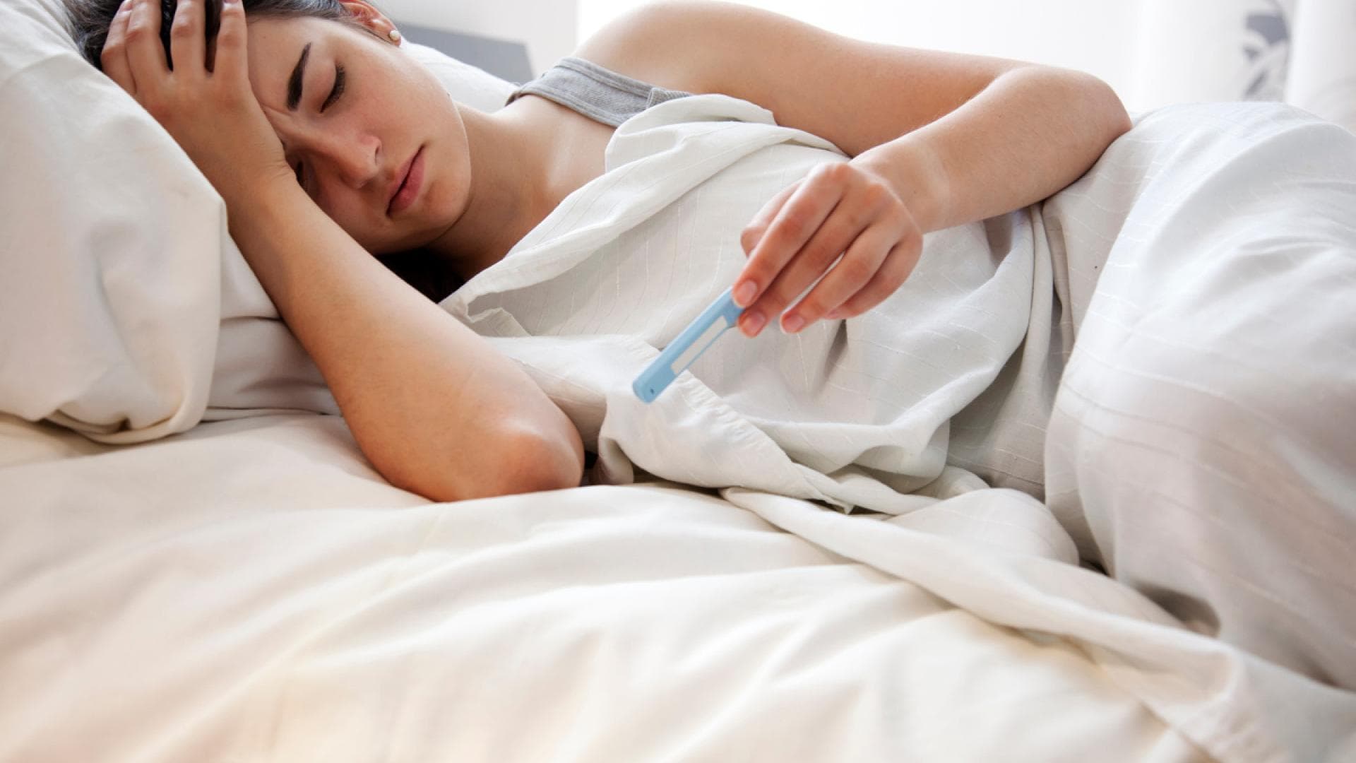 Frau liegt krank im Bett Frau liegt krank im Bett