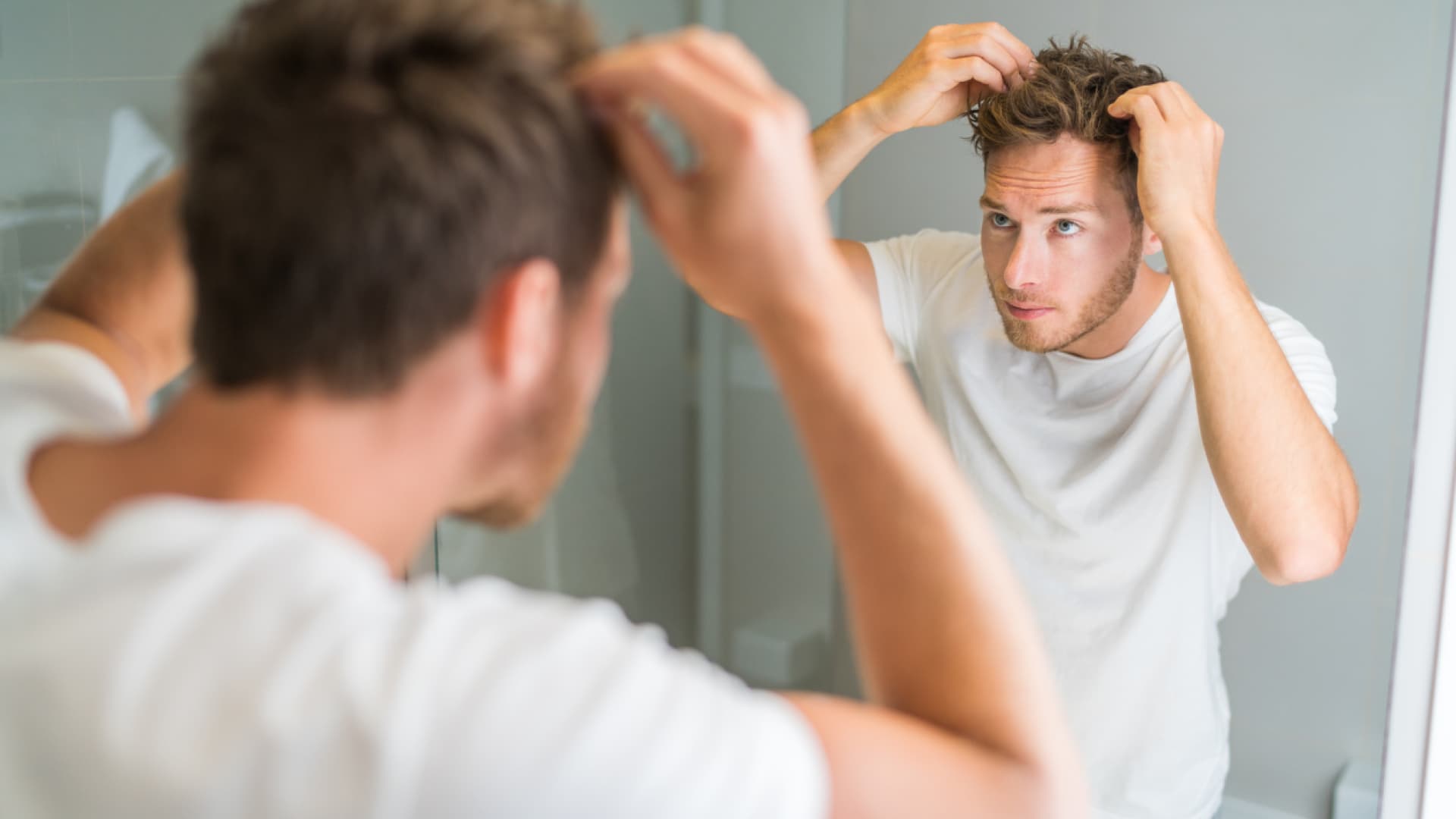 Die häufigste Ursache für Haarausfall bei Männern ist in der Regel eine erbliche Veranlagung. Die häufigste Ursache für Haarausfall bei Männern ist in der Regel eine erbliche Veranlagung.