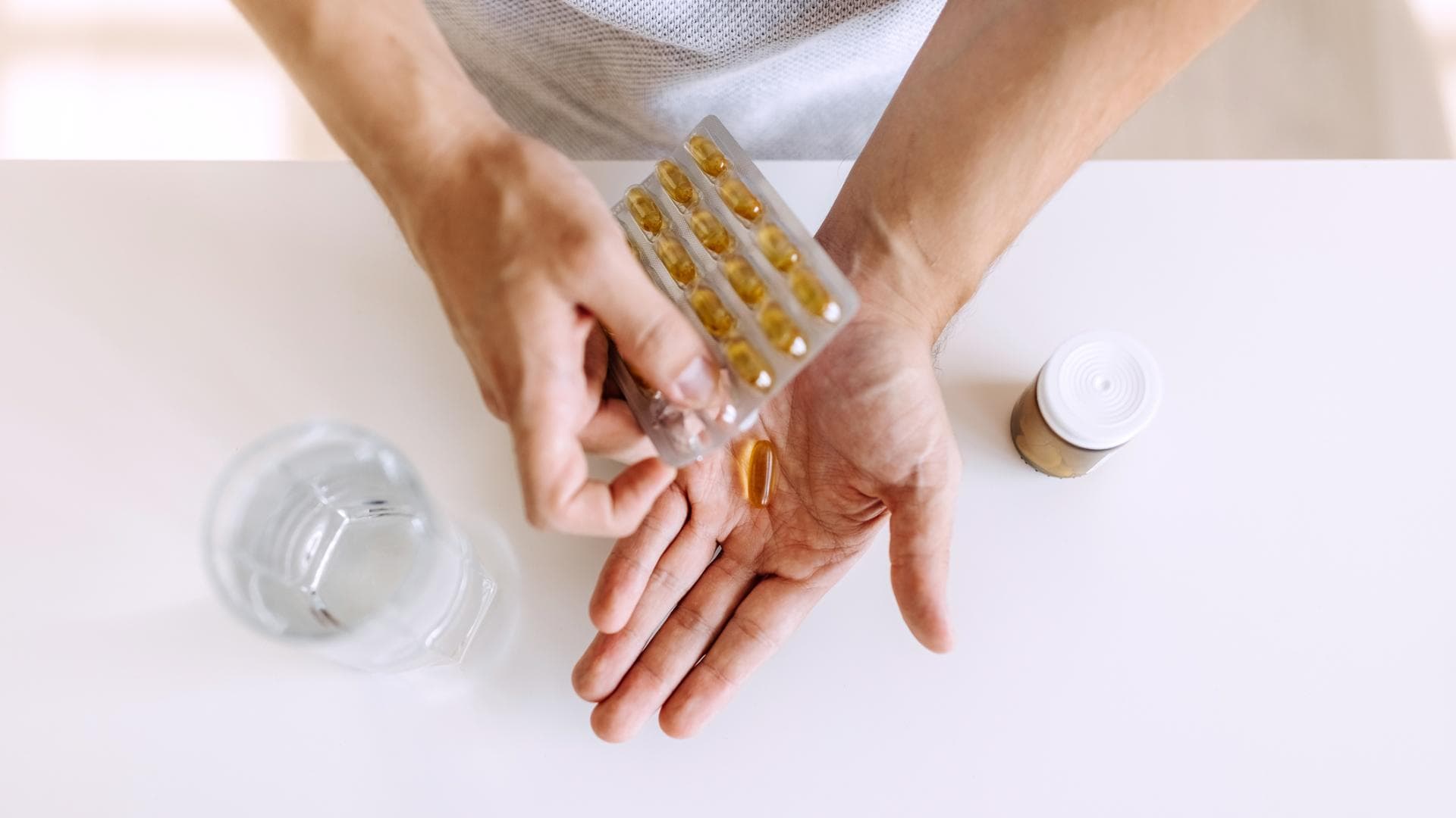 Person nimmt Vitamin D Person nimmt Vitamin D