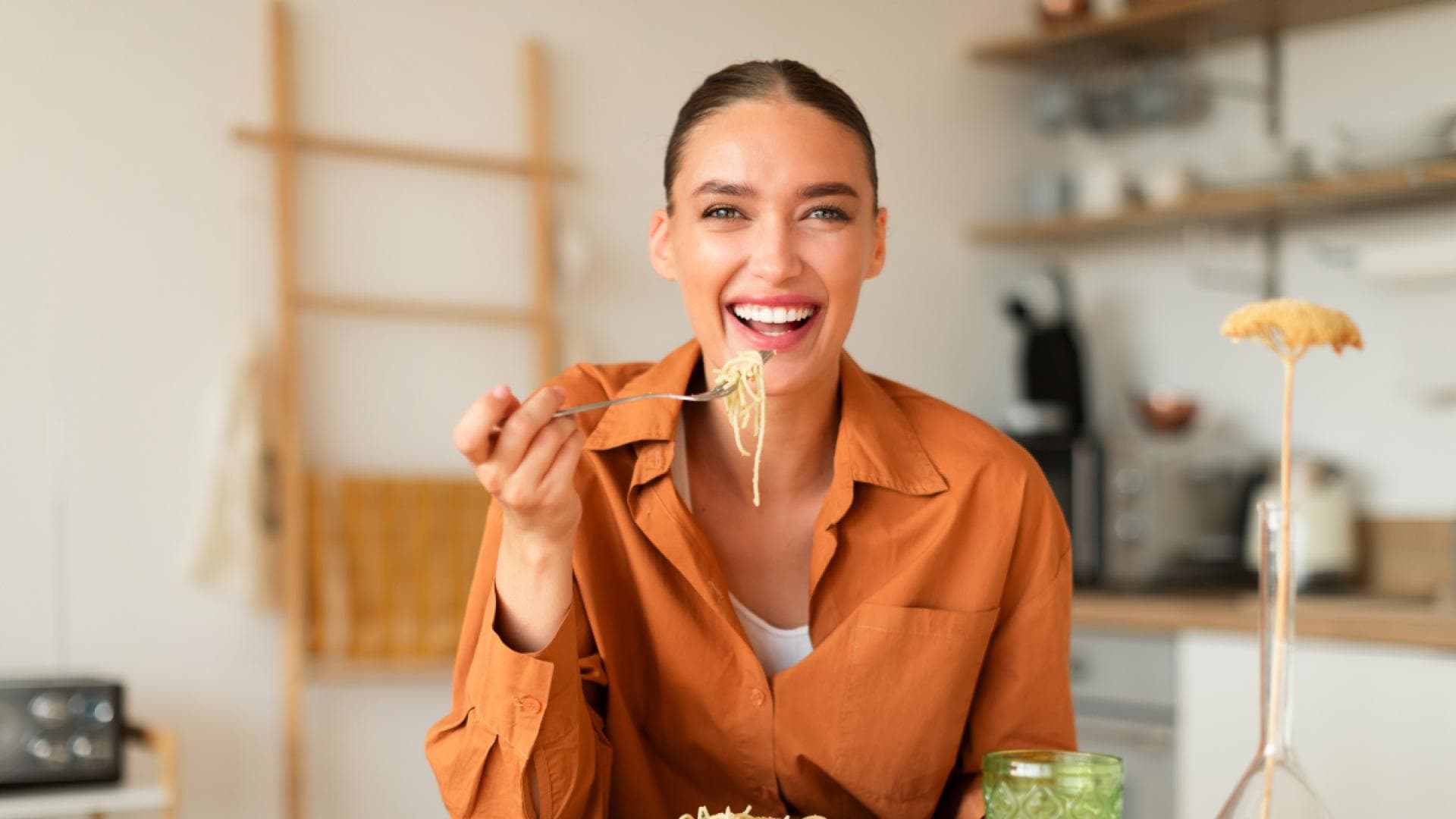 Frau isst Pasta Frau isst Pasta