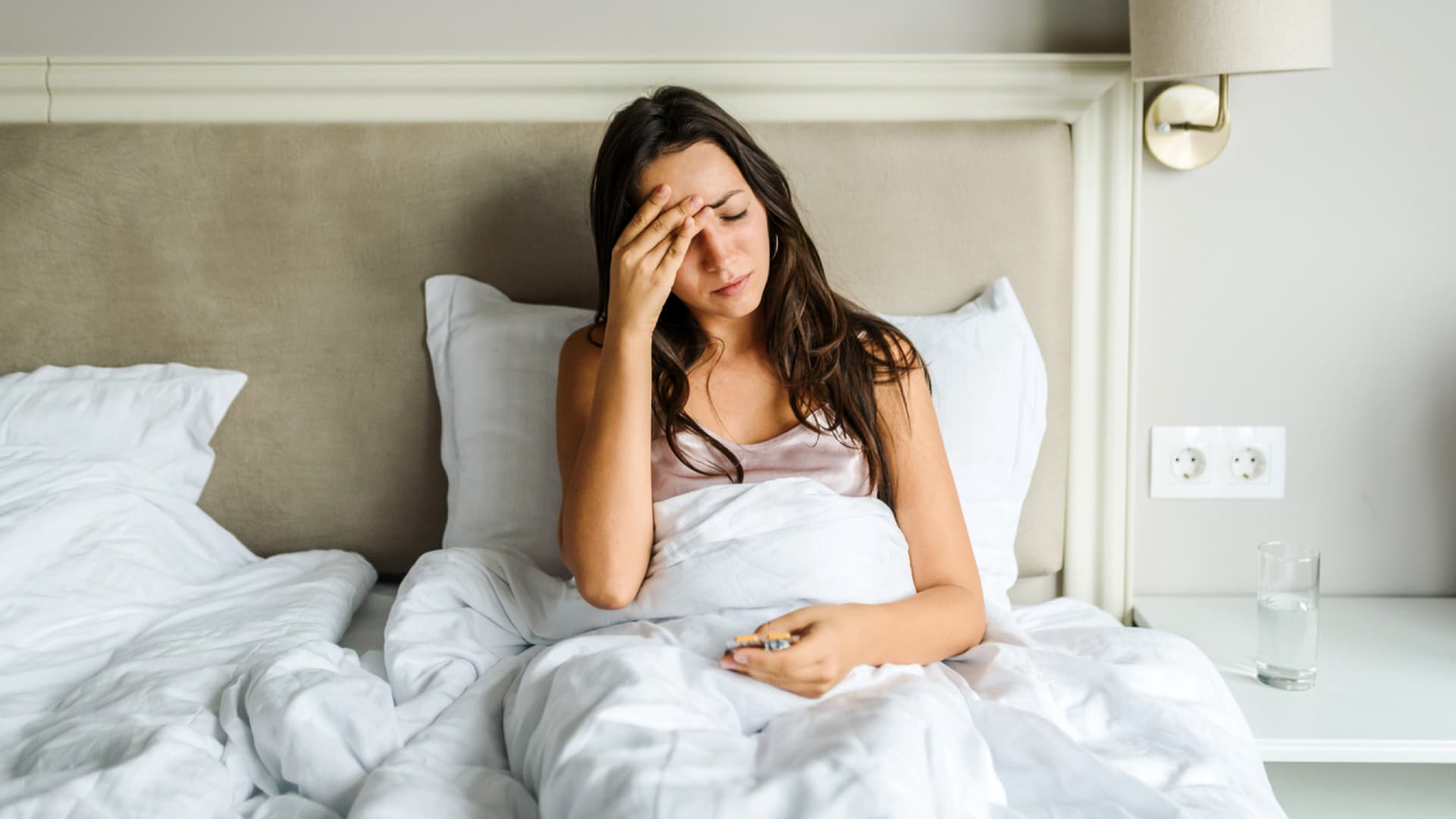 Schlechte Schlafqualität oder falsche Körperhaltung können zu Kopfschmerzen am Morgen führen. Schlechte Schlafqualität oder falsche Körperhaltung können zu Kopfschmerzen am Morgen führen.