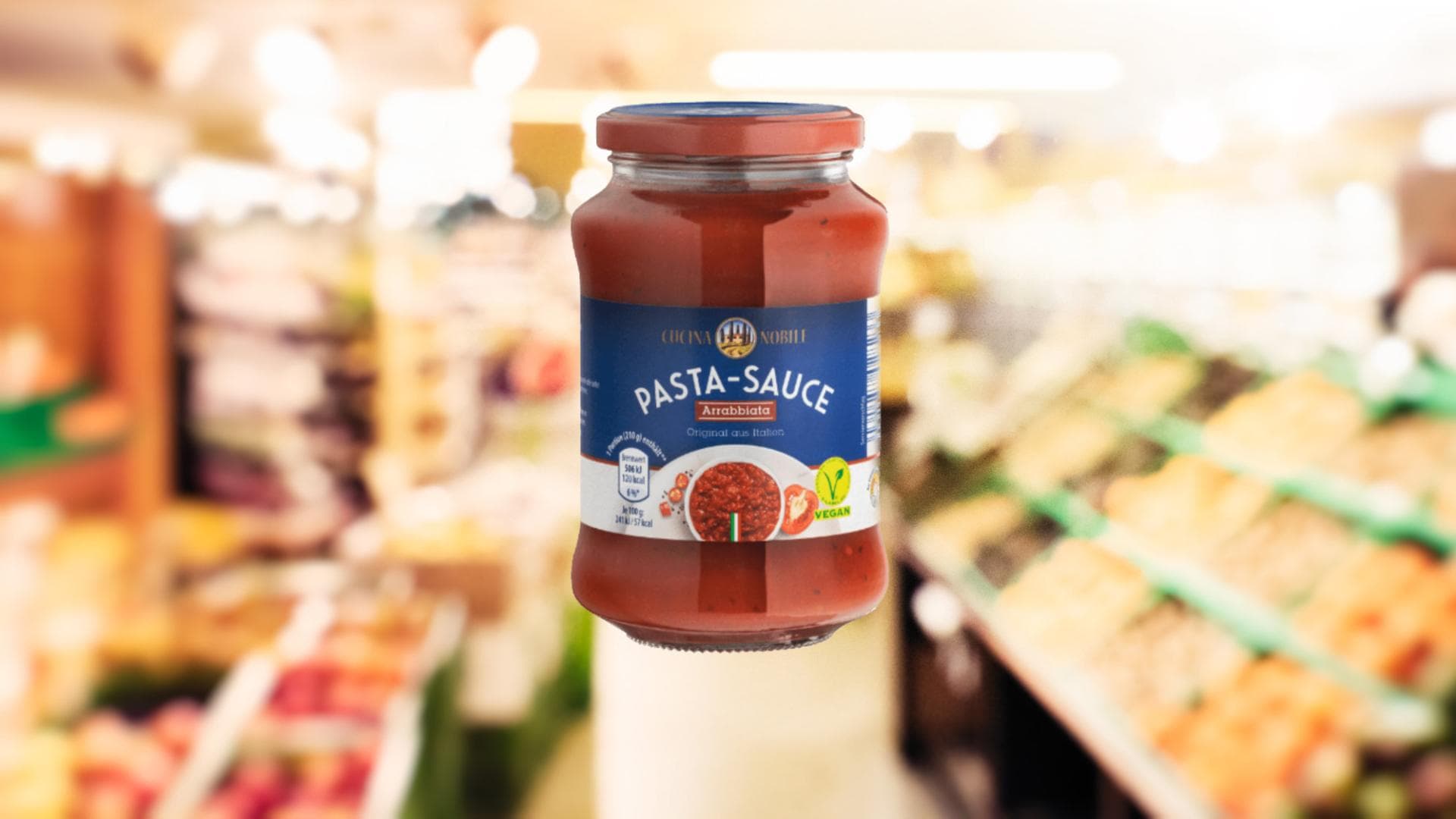 Pastasoße vor Supermarkthintergrund Pastasoße vor Supermarkthintergrund