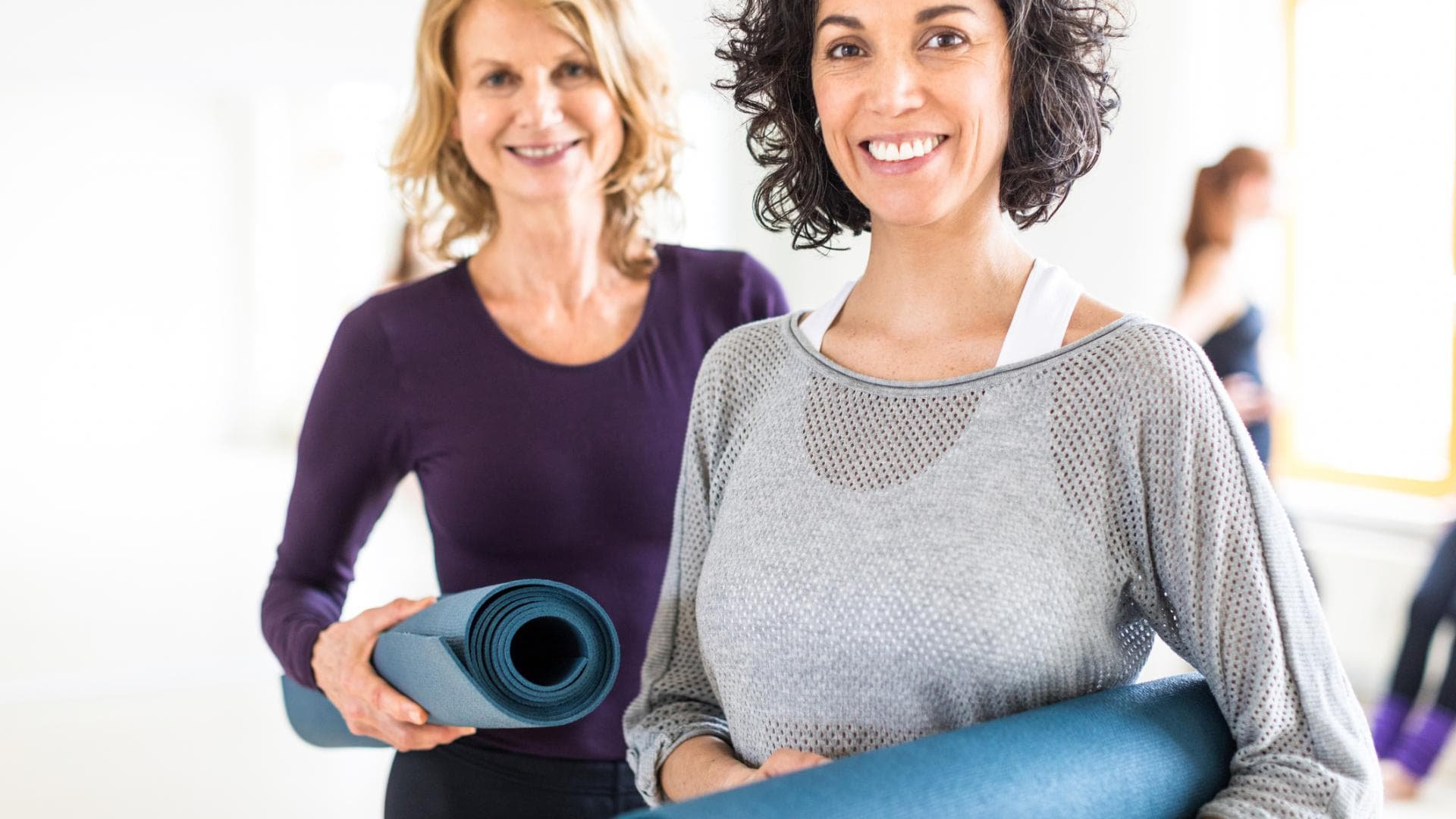 Zwei ältere Frauen mit Sportmatten Zwei ältere Frauen mit Sportmatten