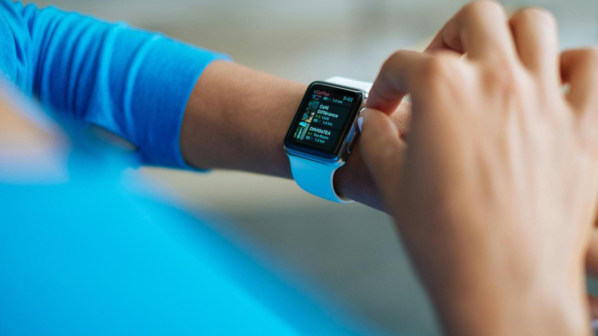 Frau überprüft Display ihrer Fitnessuhr