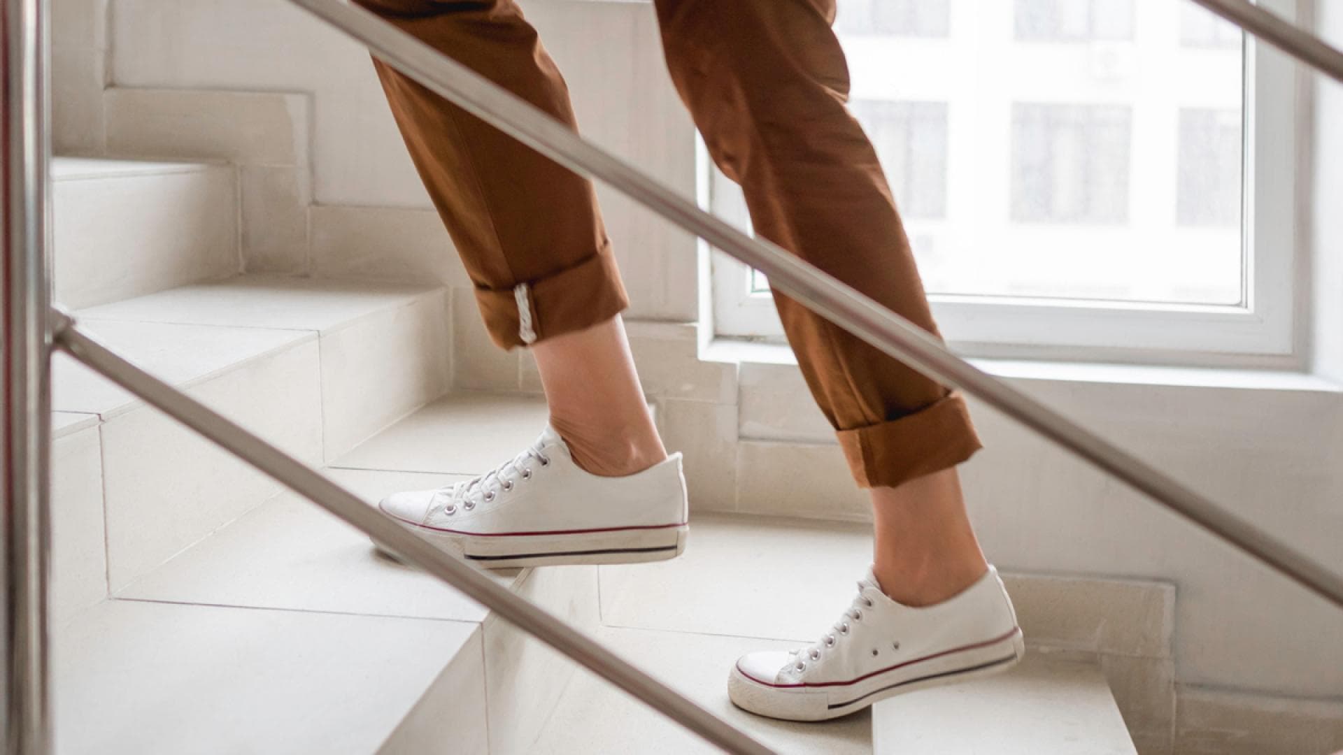Frau nimmt die Treppe Frau nimmt die Treppe