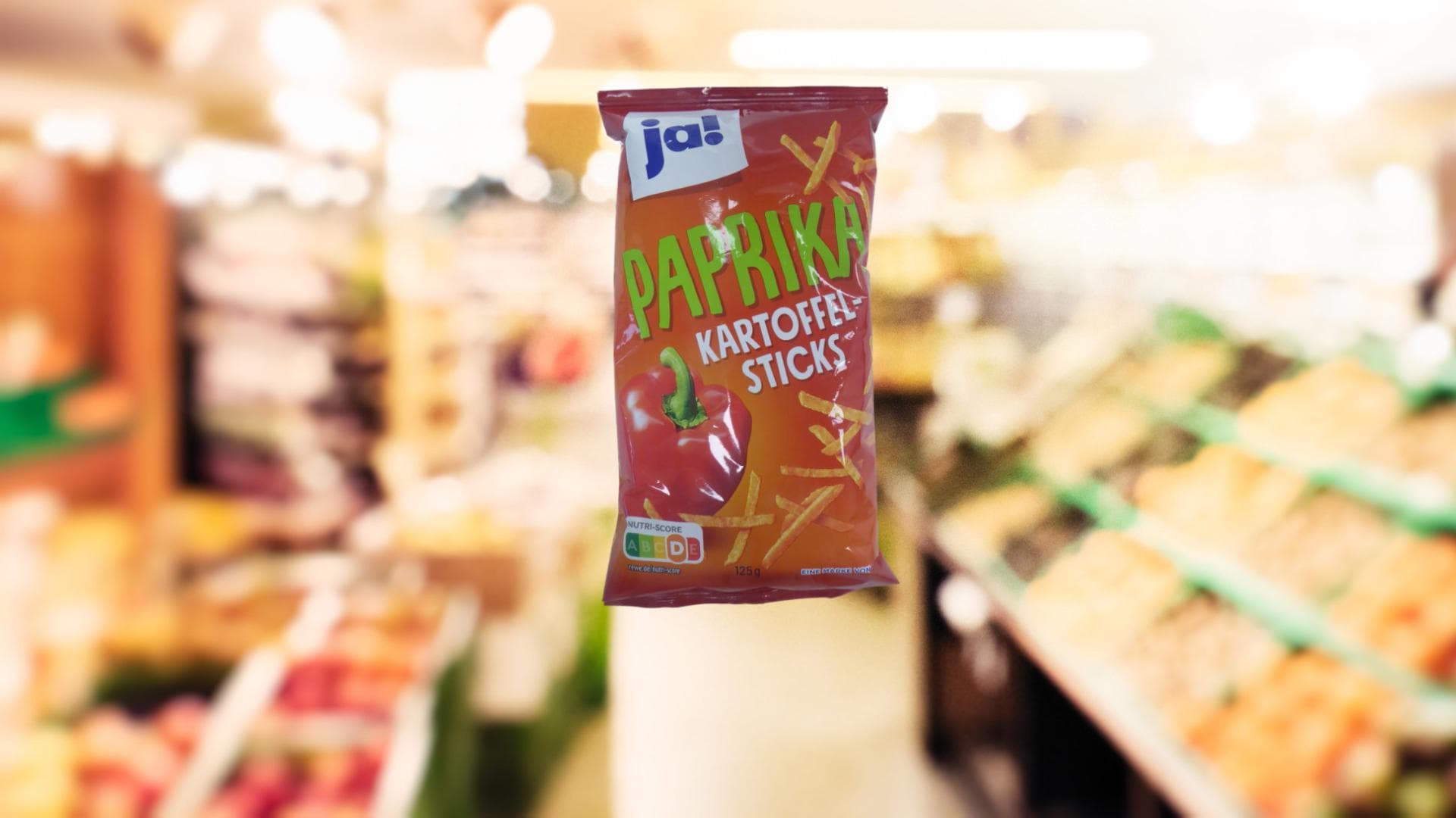 Kartoffelsticks vor Supermarkthintergrund Kartoffelsticks vor Supermarkthintergrund