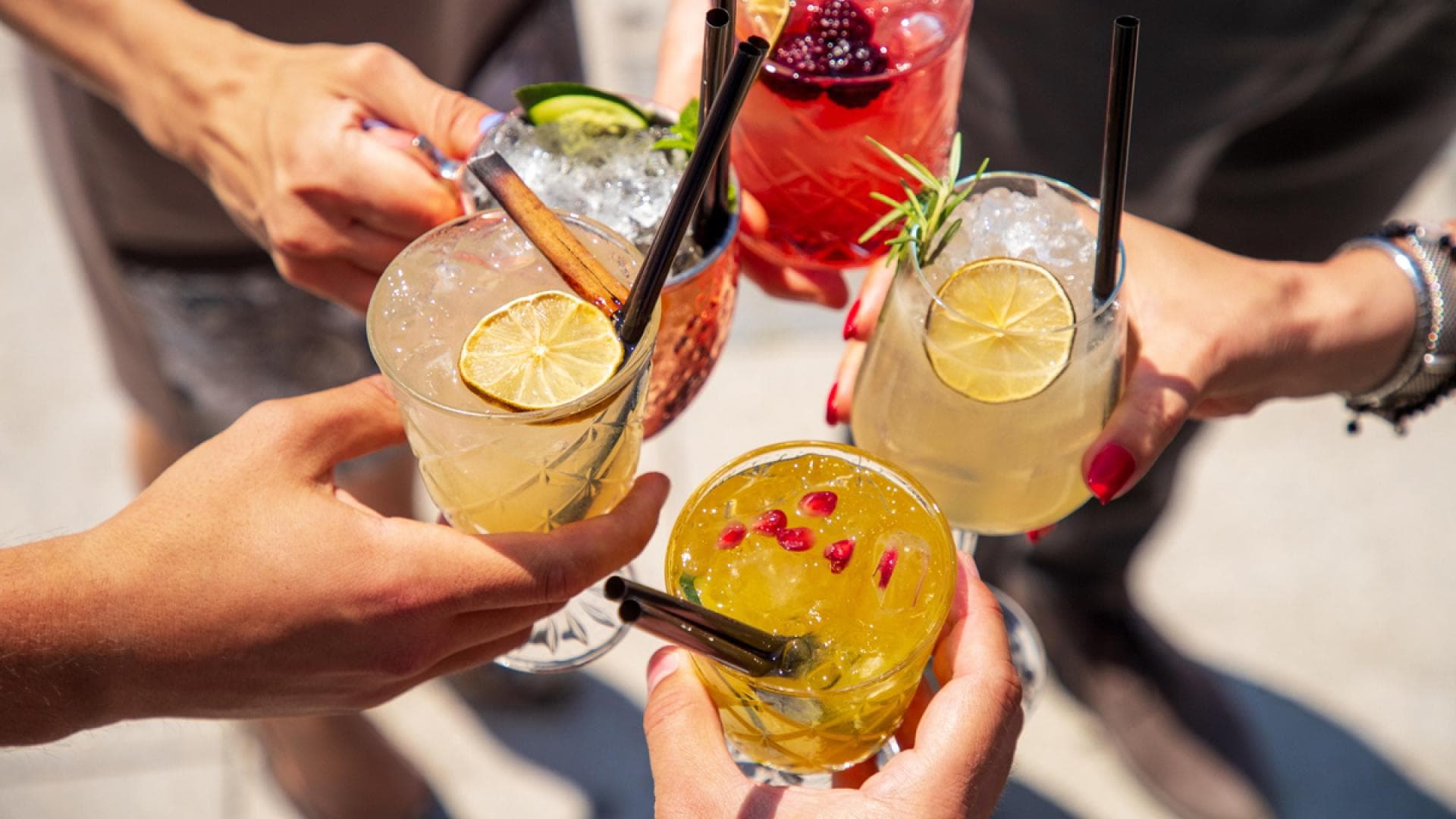 Mit Cocktails anstoßen Mit Cocktails anstoßen