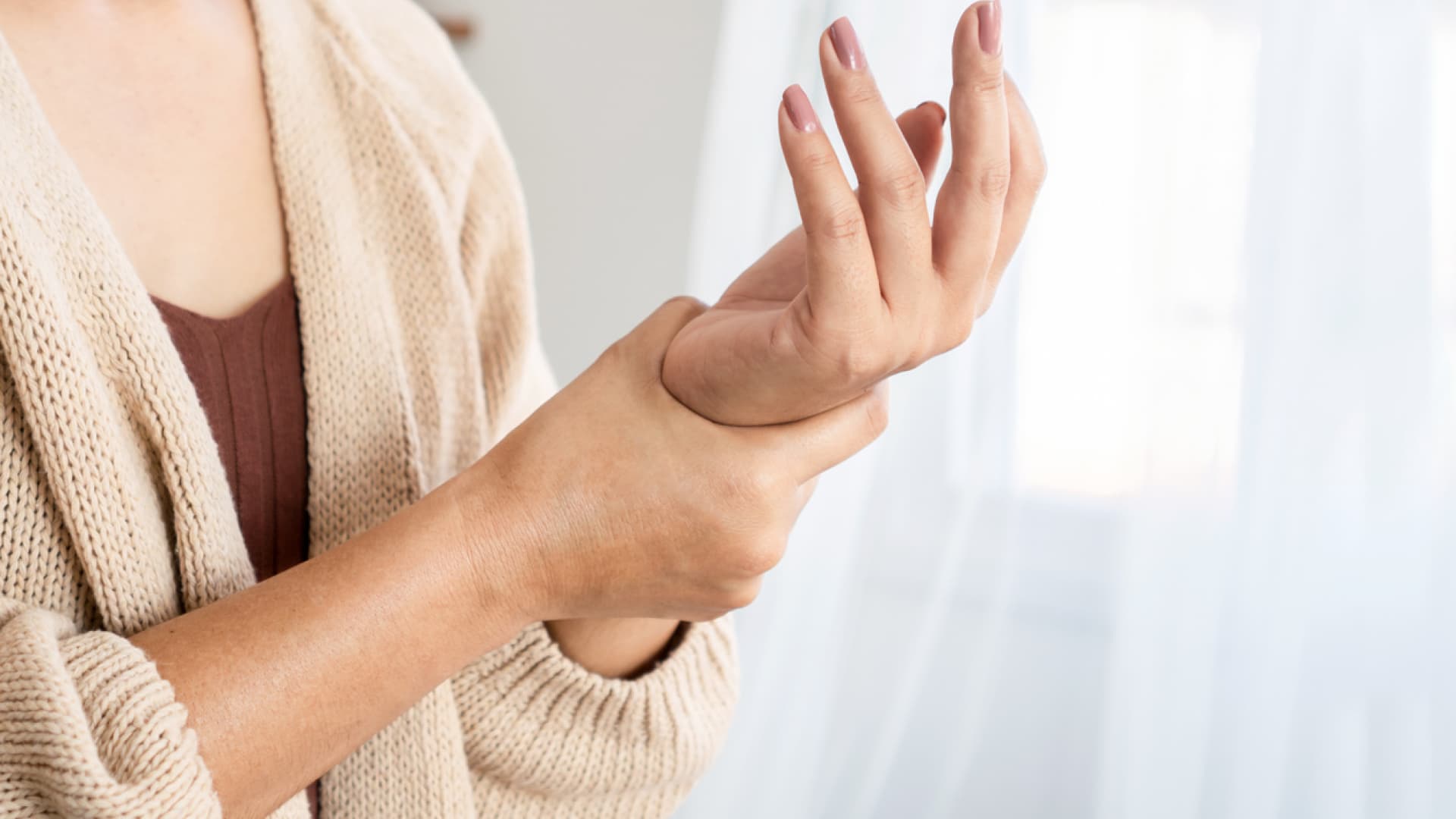 Was Ihre Handgelenkschmerzen wirklich bedeuten Frau hat Handgelenkschmerzen