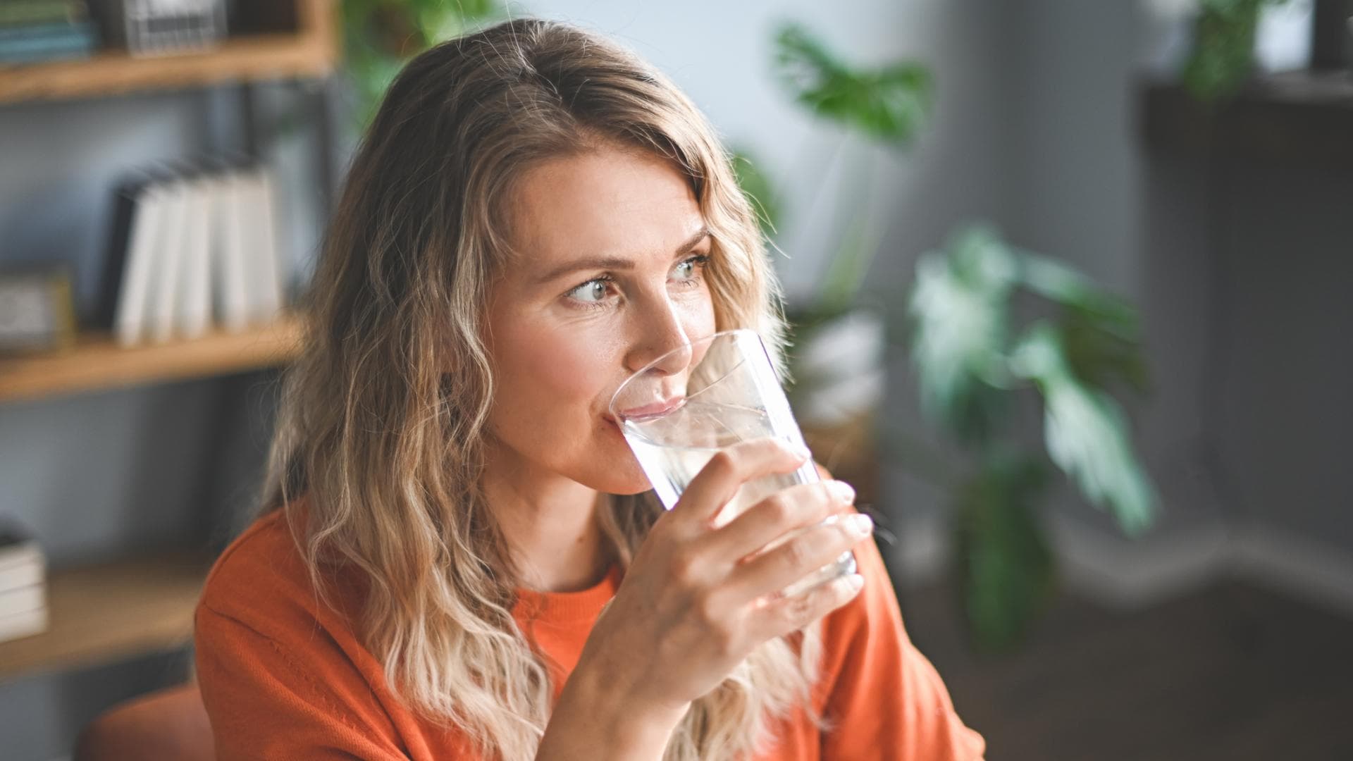 Frau trinkt ein Glas Wasser Frau trinkt ein Glas Wasser
