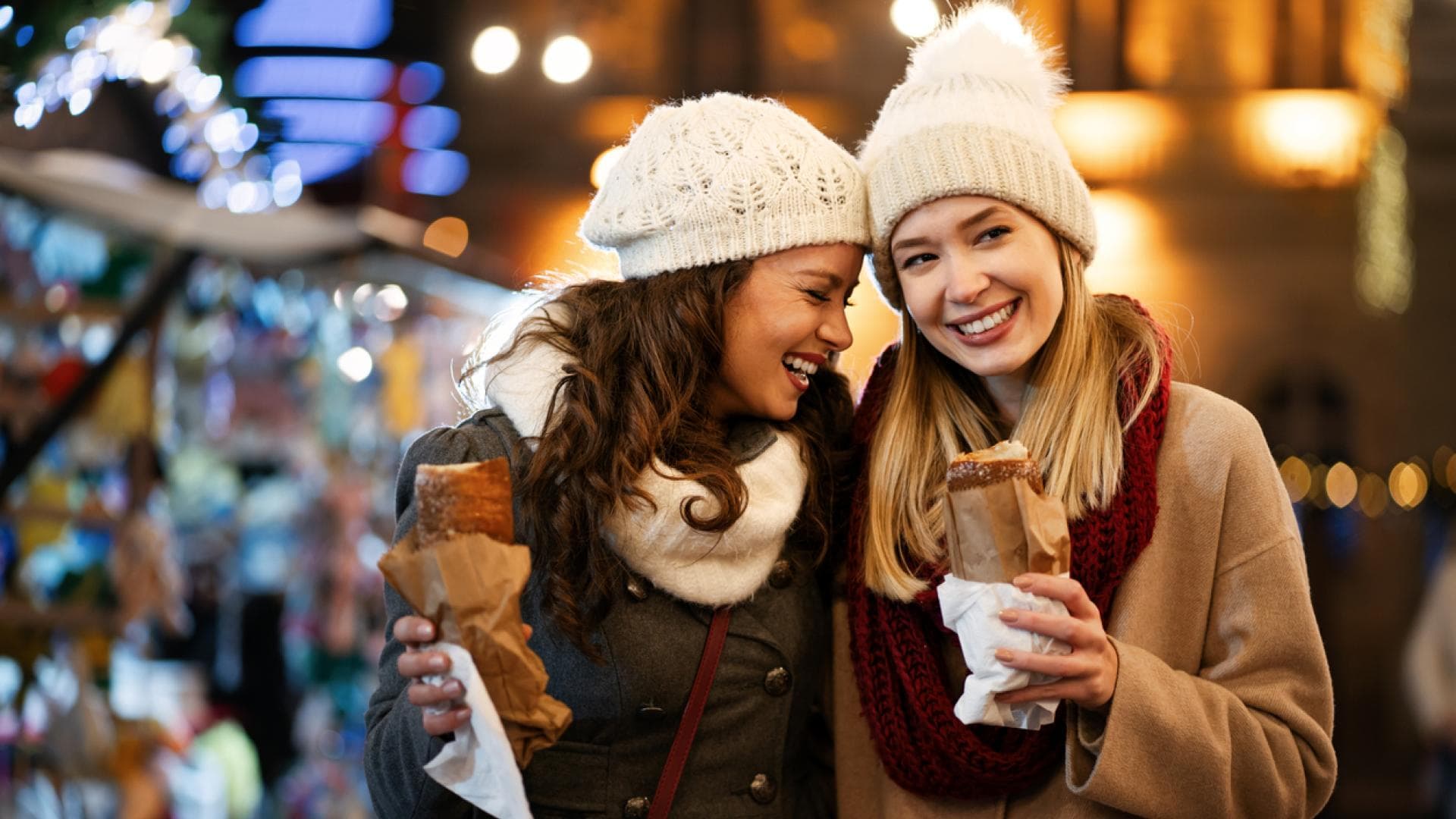 Weihnachtsmarkt: Zwei Frauen mit Leckereien Zwei Frauen auf dem Weihnachtsmarkt
