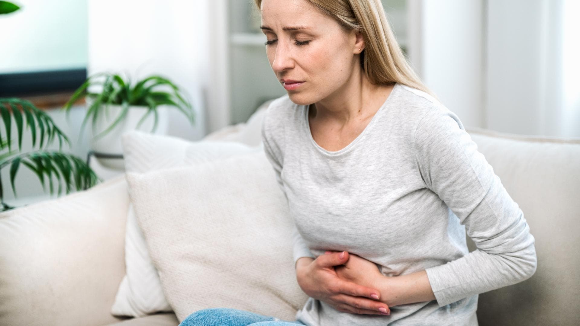 Frau hält sich den Bauch Frau hält sich den Bauch