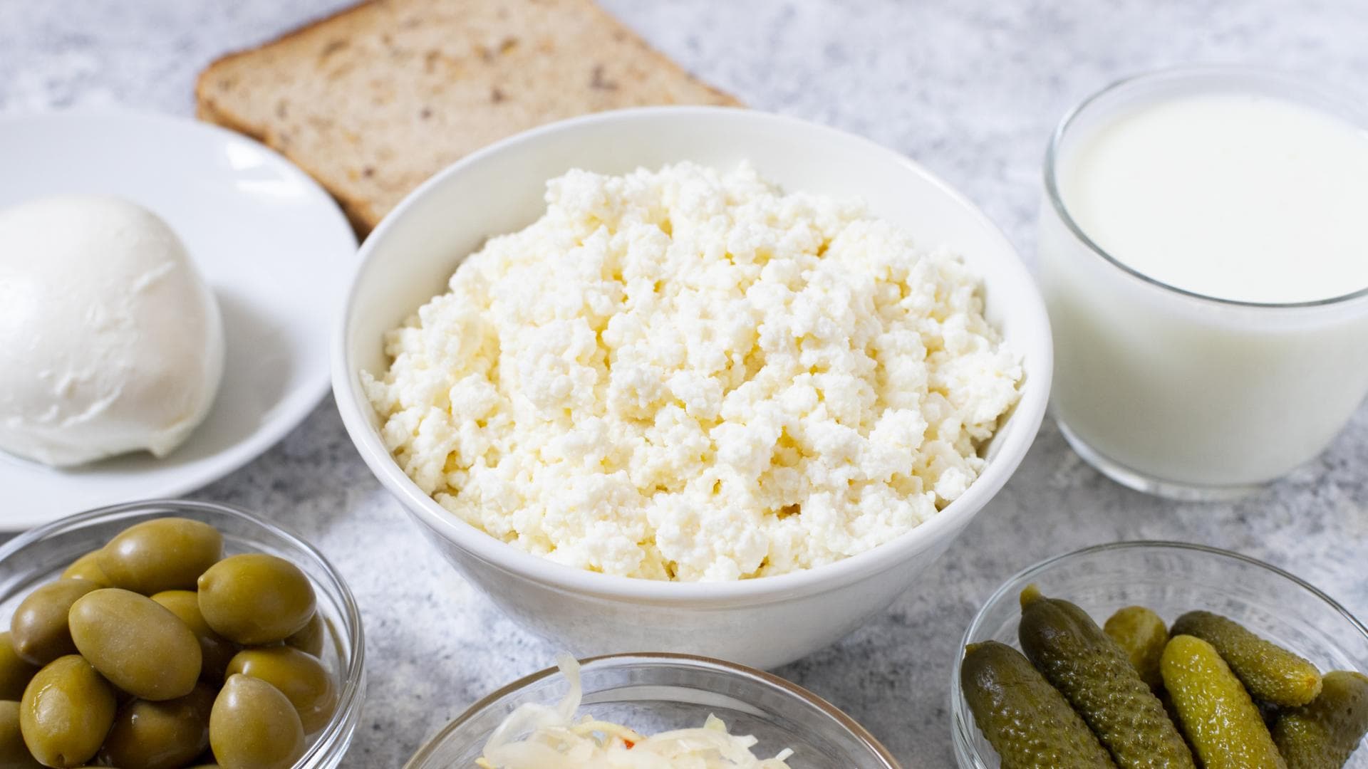 Probiotische Lebensmittel wie Hüttenkäse, Gurken und Sauerkraut Probiotische Lebensmittel wie Hüttenkäse, Gurken und Sauerkraut