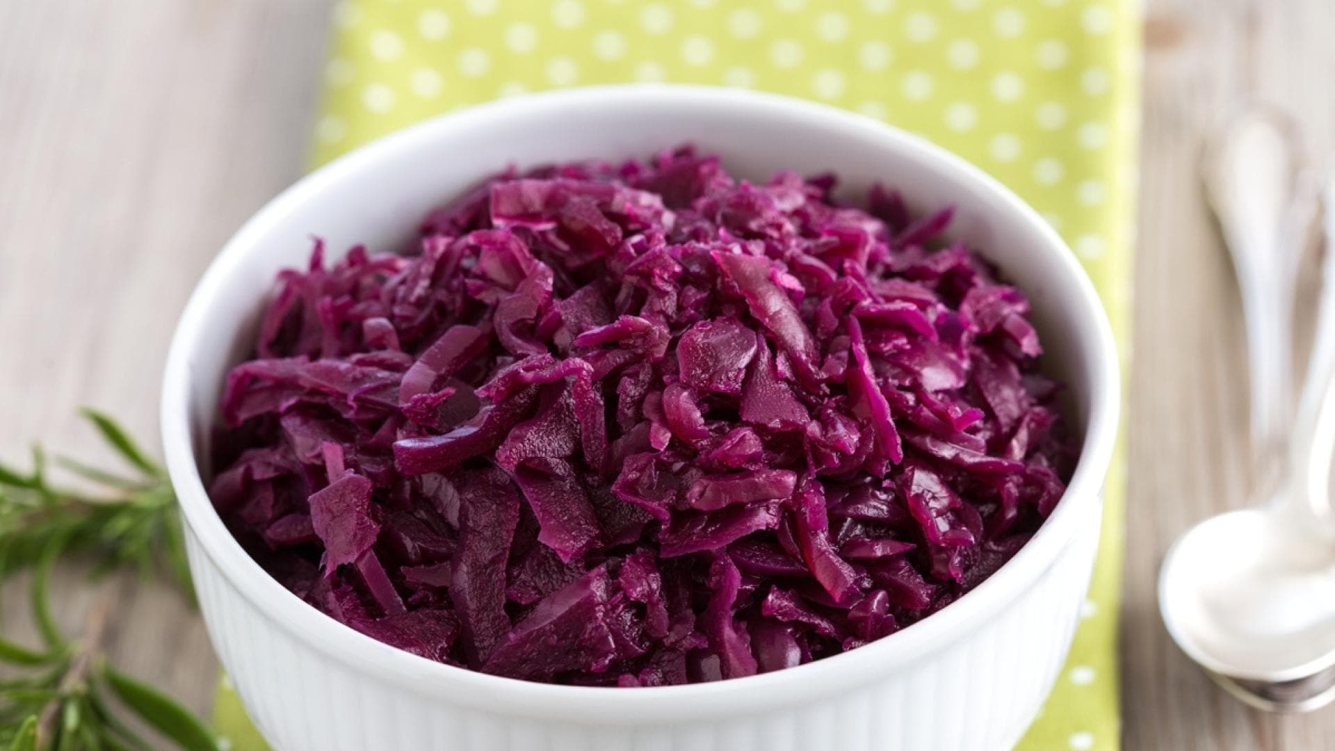 Gekochter Rotkohl in einer Schüssel Gekochter Rotkohl in einer Schüssel