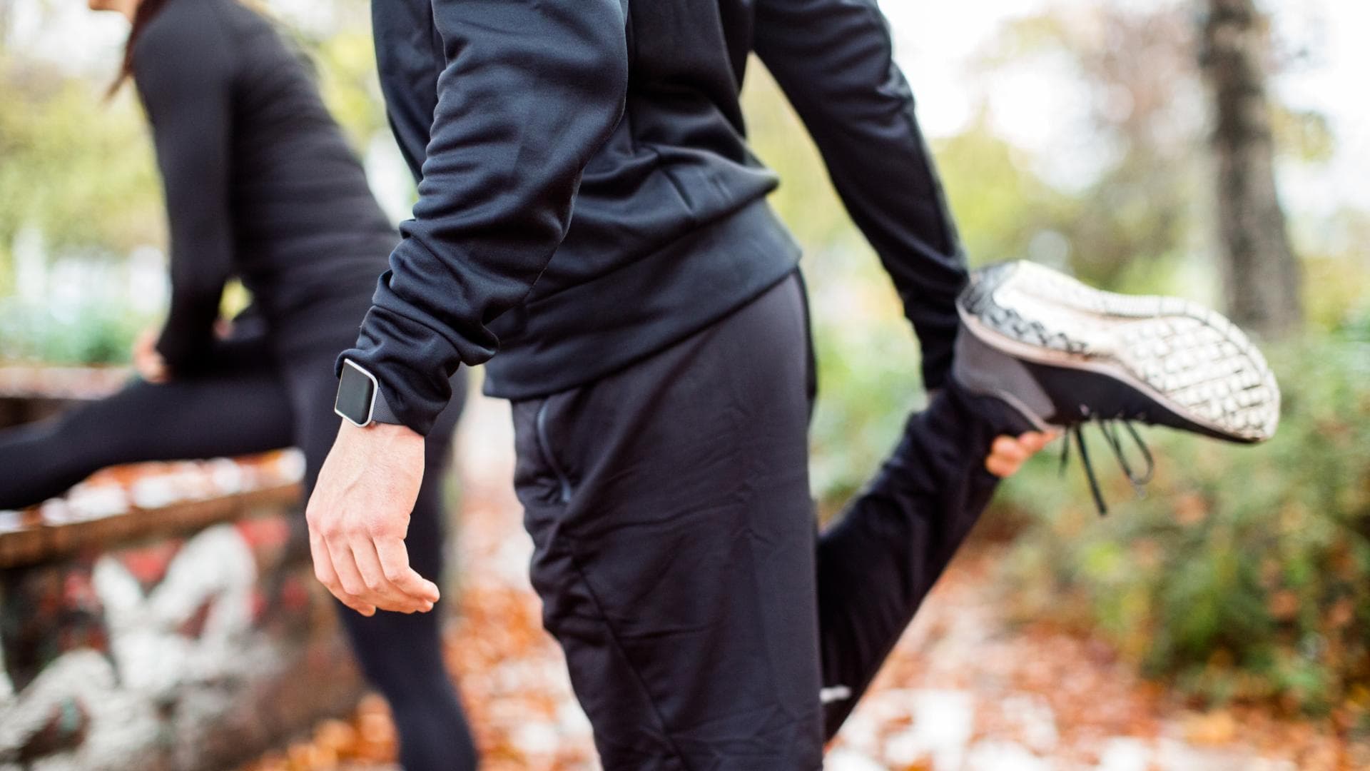 Zwei Jogger dehnen sich