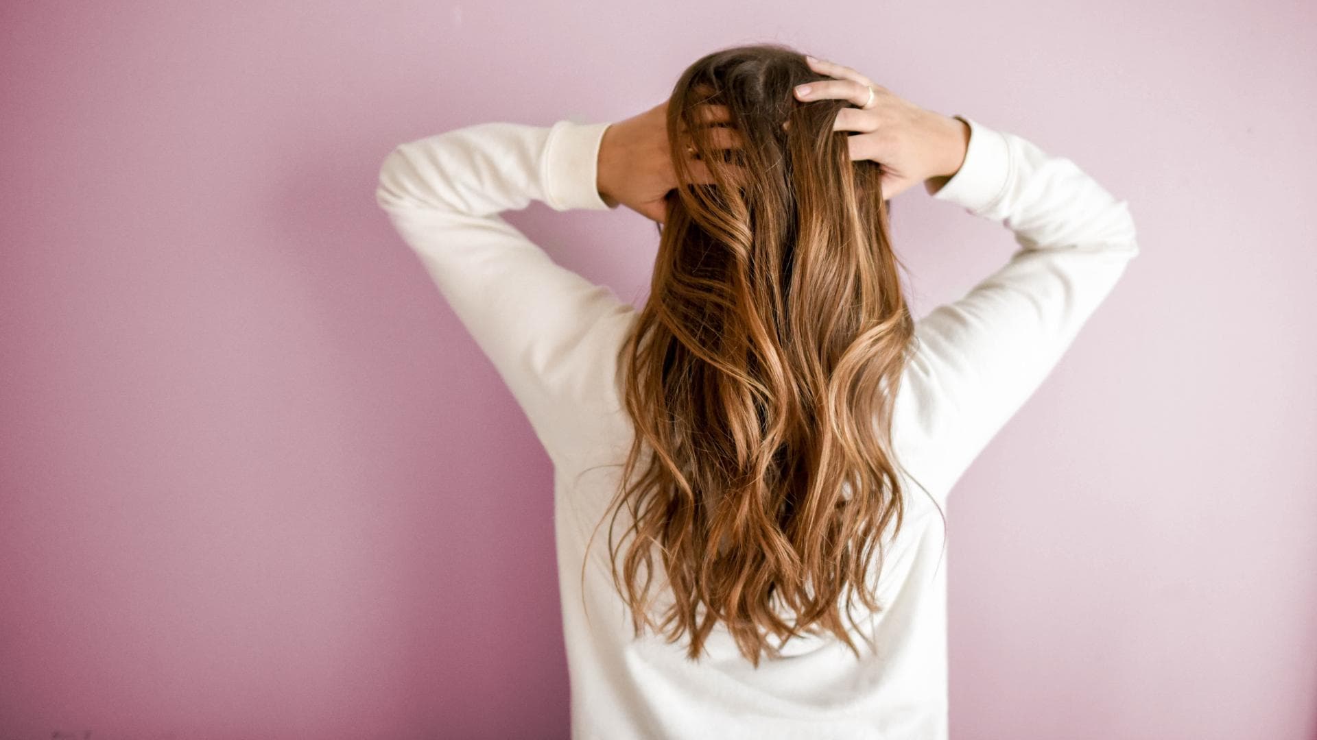 Junge Frau mit langen Haaren