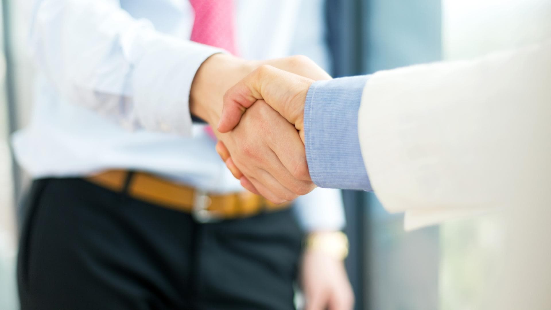 Zwei Personen schütteln Hände Zwei Personen schütteln Hände