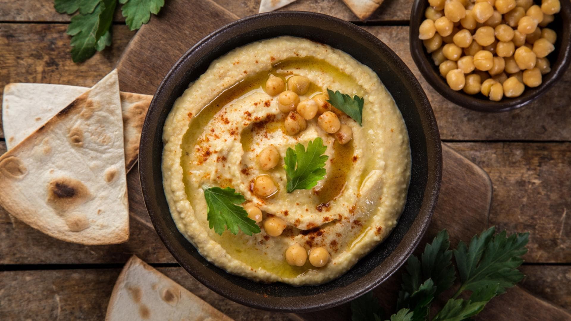 Schüssel mit Hummus und Kichererbsen Schüssel mit Hummus und Kichererbsen
