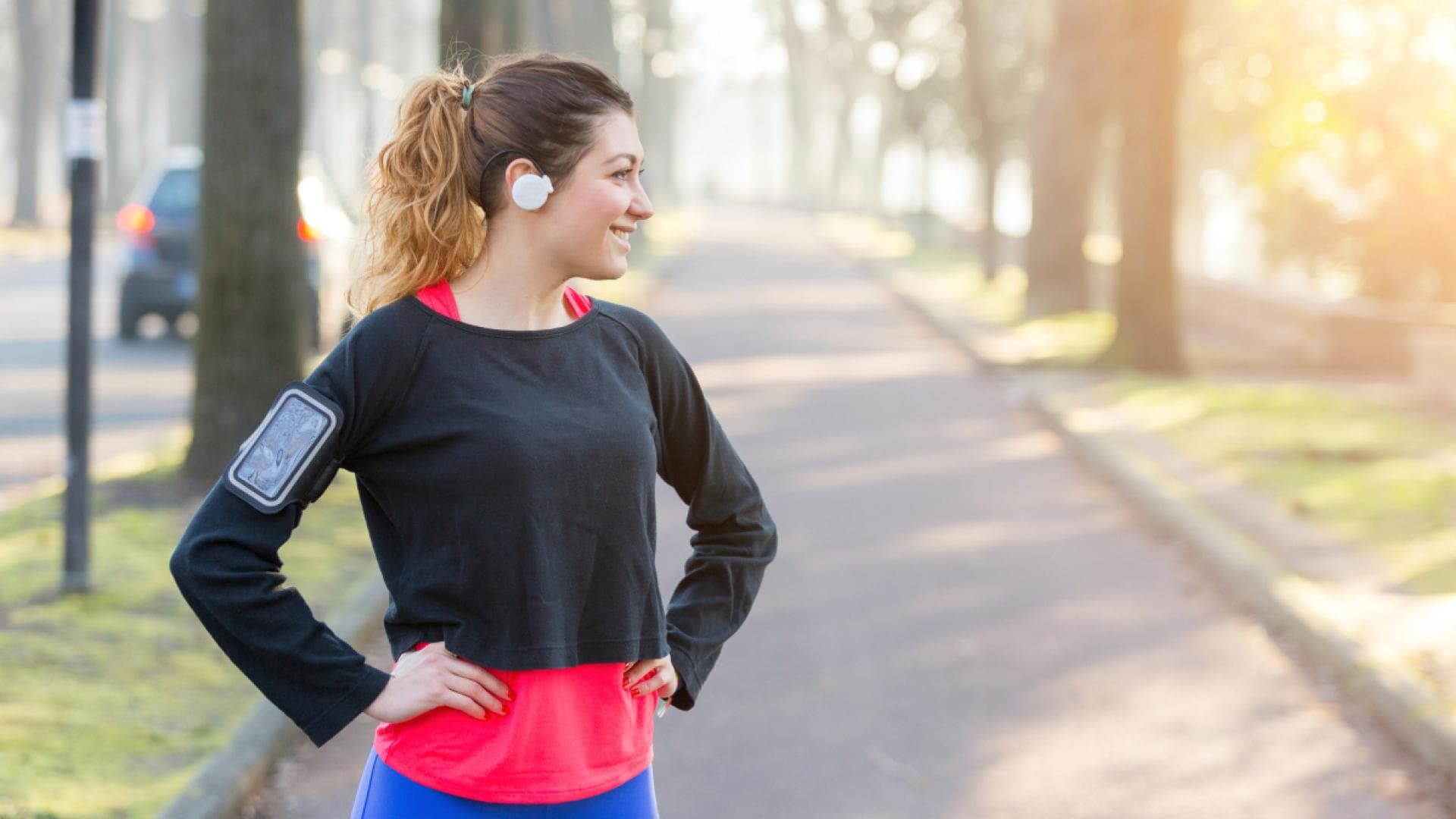 Frau joggt morgens Frau joggt morgens
