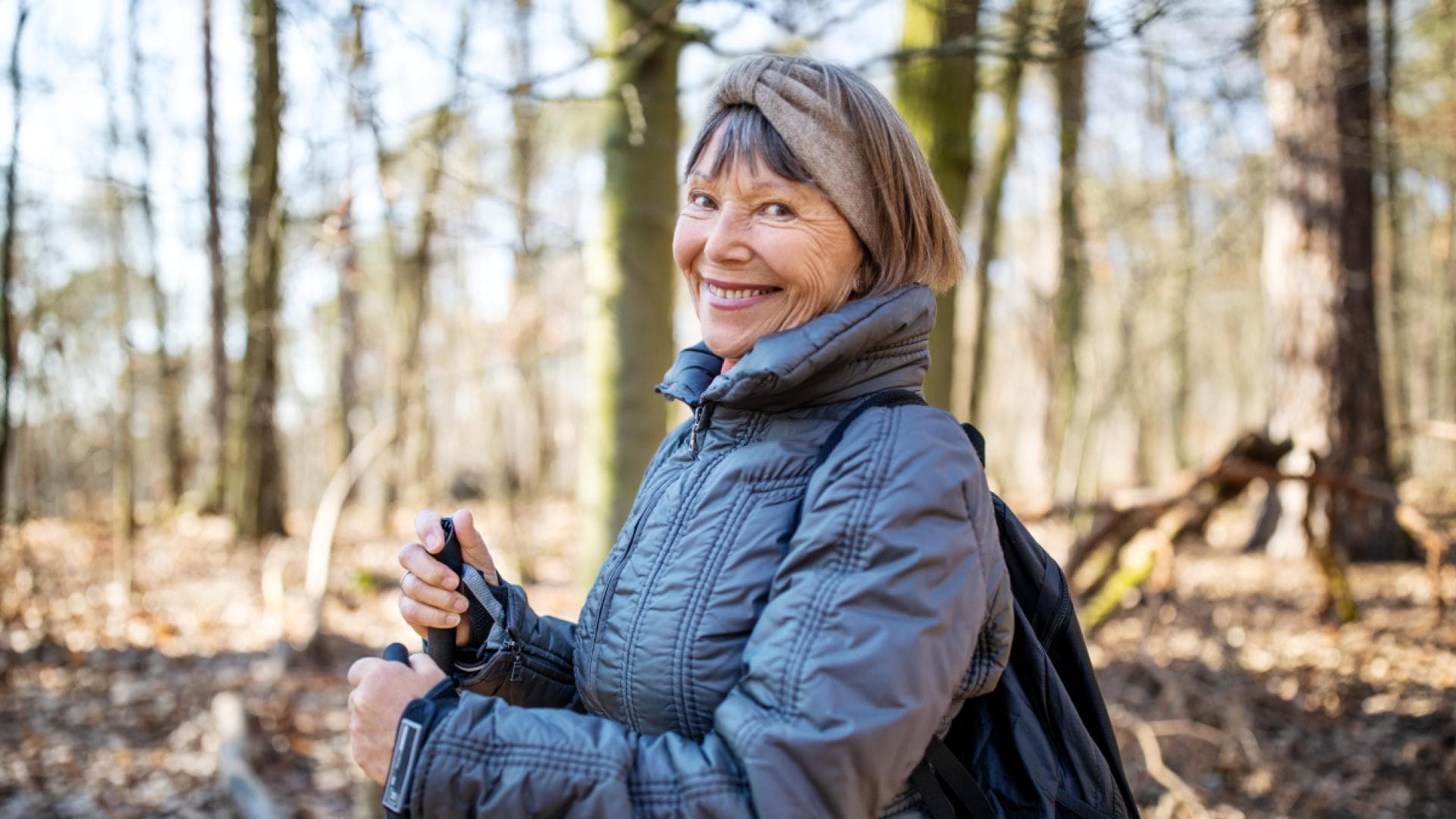 Ältere Frau macht Nordic Walking Ältere Frau macht Nordic Walking