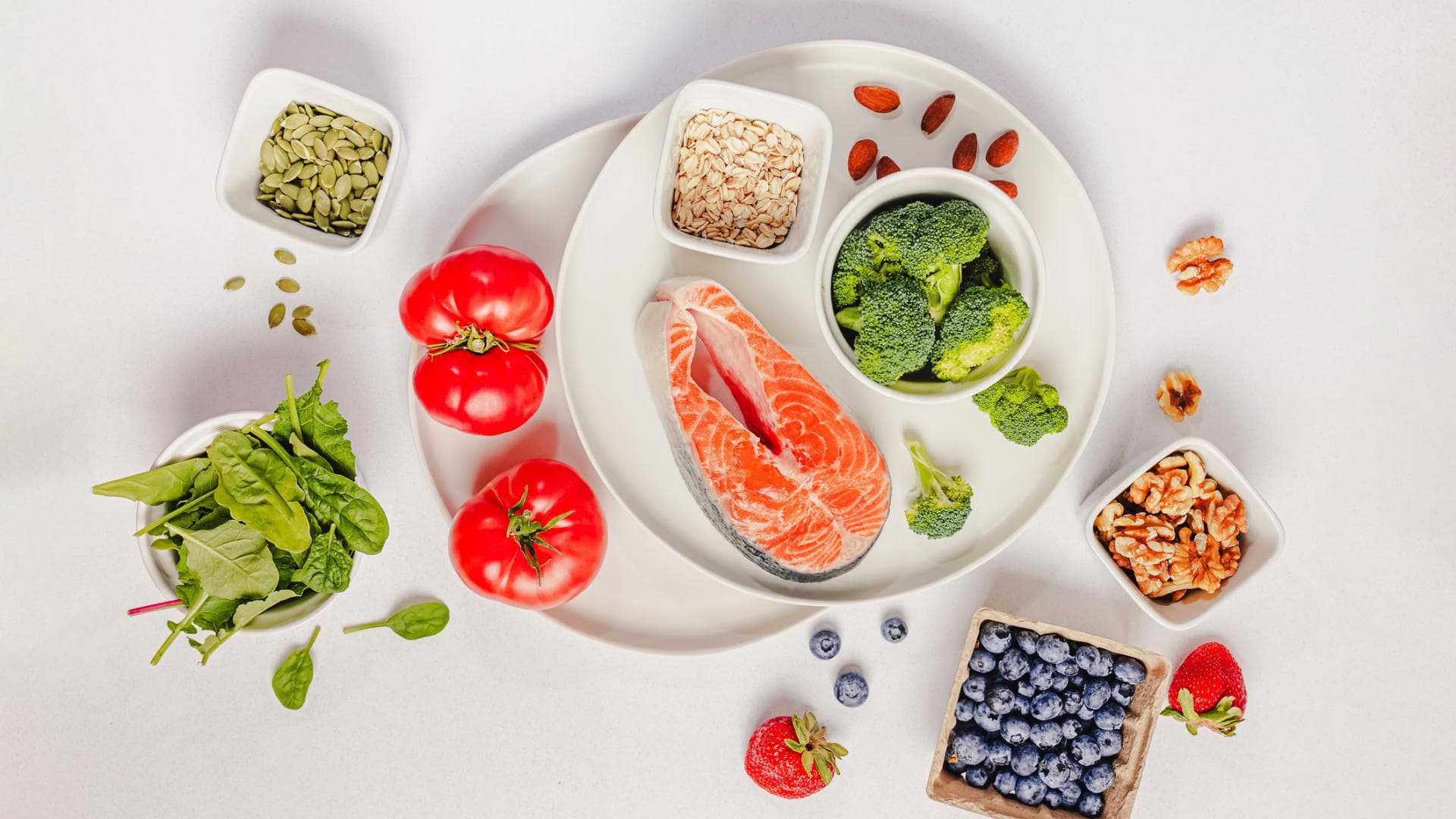 Entzündungshemmende Lebensmittel wie Fisch, Beeren, Nüsse und Brokkoli Entzündungshemmende Lebensmittel wie Fisch, Beeren, Nüsse und Brokkoli
