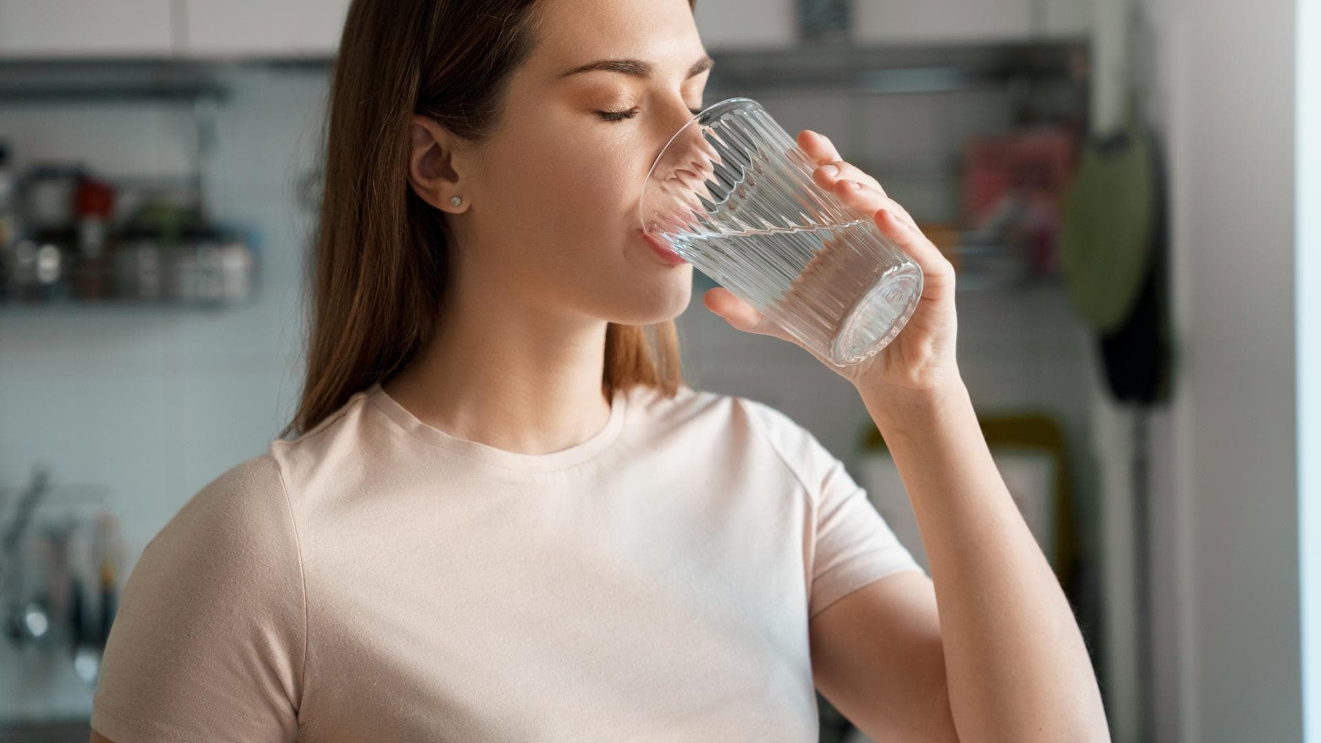 Frau trinkt Wasser Frau trinkt Wasser