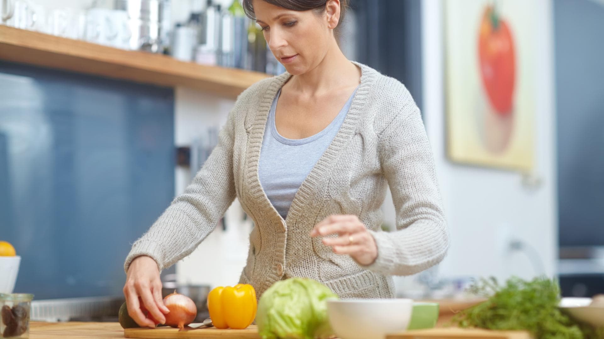 Frau bereitet Essen zu Frau bereitet Essen zu