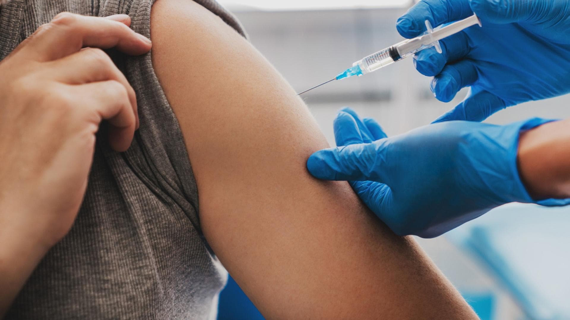 Impfung wird in Arm gespritzt Impfung wird in Arm gespritzt