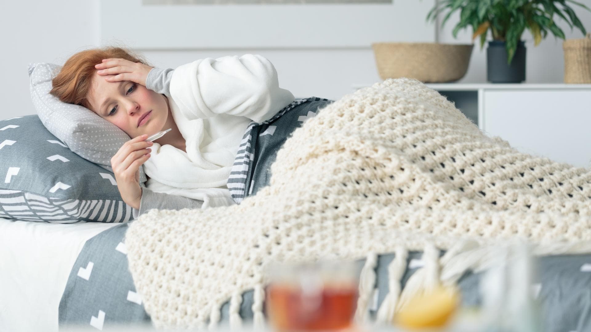 Frau misst Fieber Frau misst Fieber