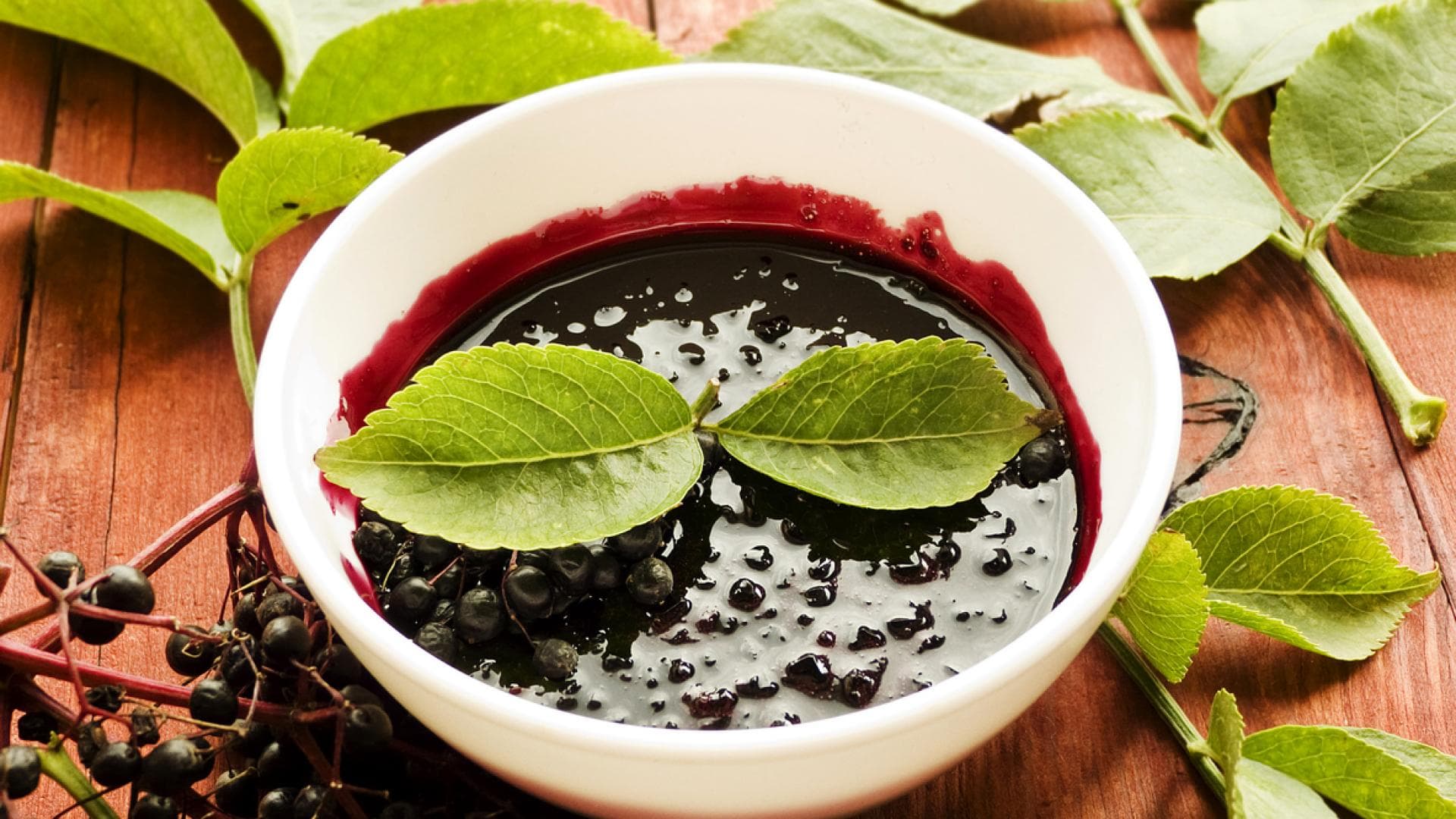 Holunderbeeren enthalten eine Vielzahl von Vitaminen und Mineralstoffen. Holunderbeeren enthalten eine Vielzahl von Vitaminen und Mineralstoffen.
