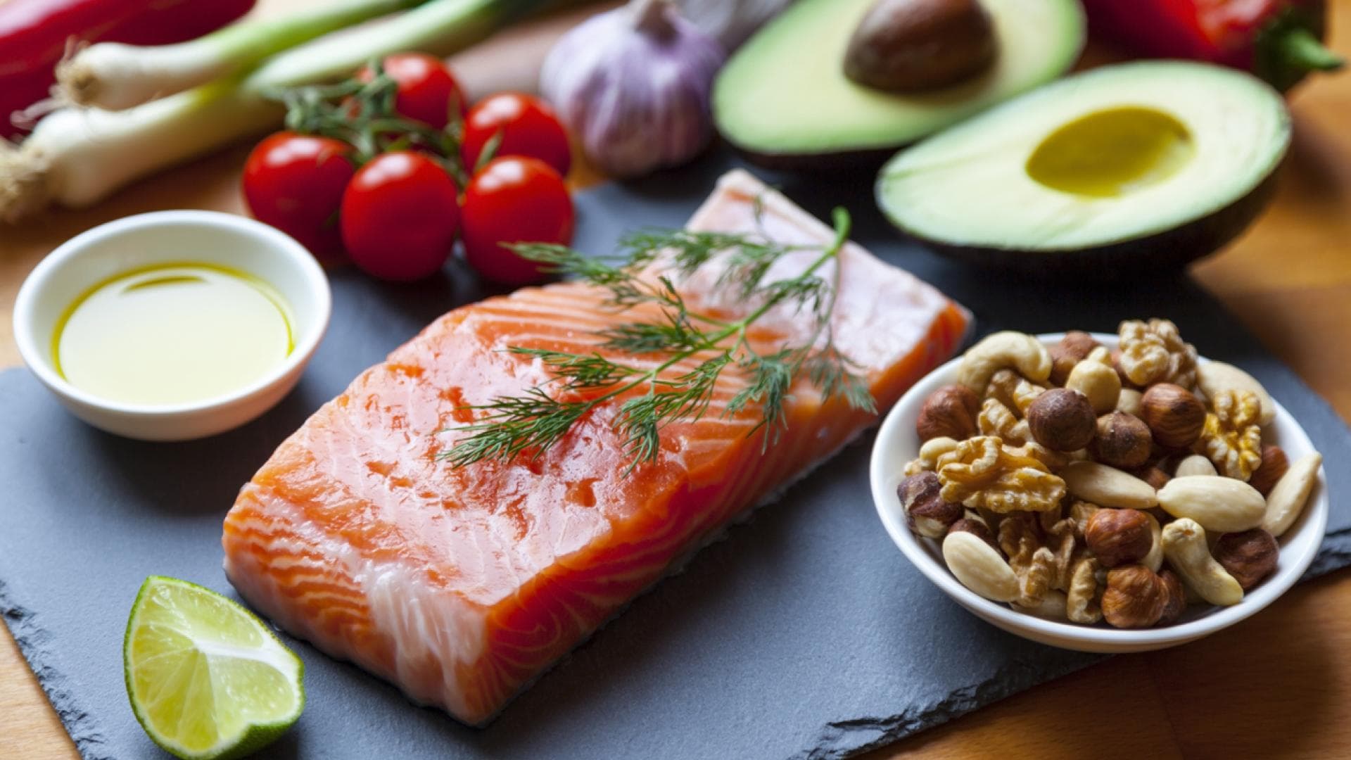 Platte mit Fisch, Nüssen und Avocado Platte mit Fisch, Nüssen und Avocado